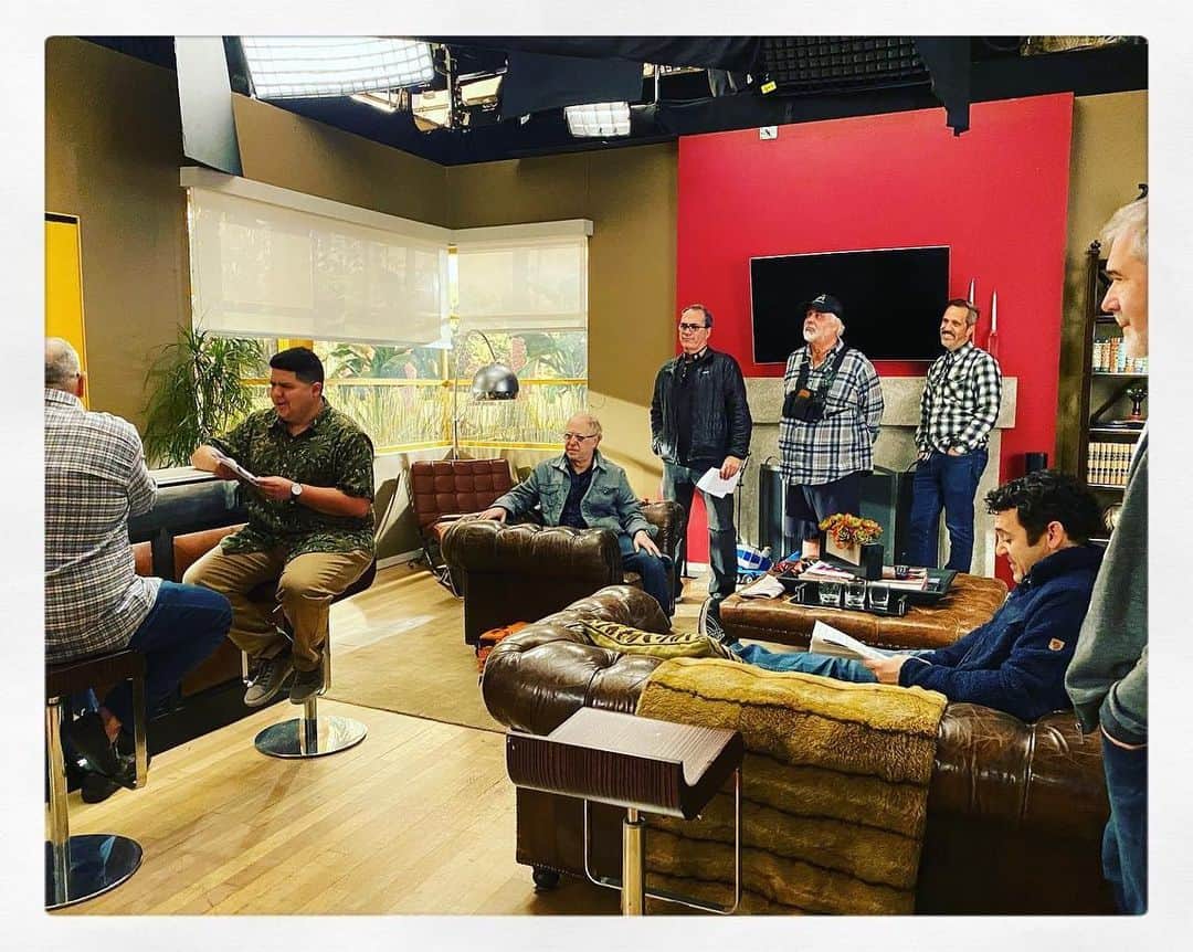 のインスタグラム：「Watch tonight’s all new episode of @abcmodernfam directed by @fredsavage! Only one more episode til the series finale next week...and that’s no April Fool’s Joke. 🥺 #ModernFarewell」