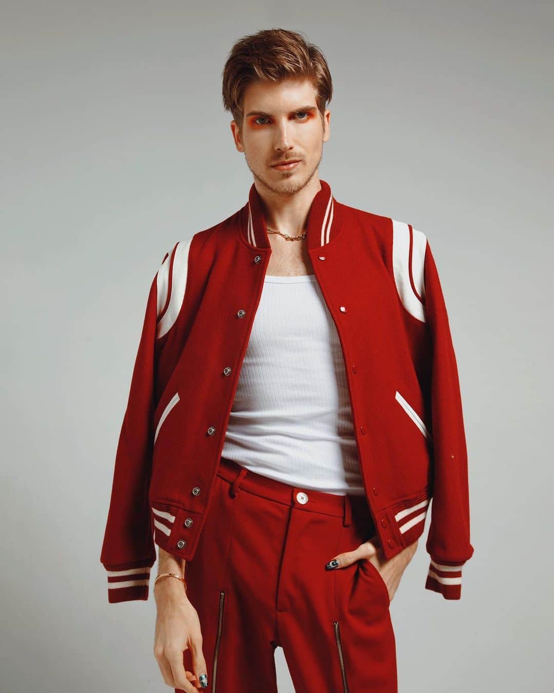ジョーイ・グレーセッファのインスタグラム：「about to be interviewed by Cesar Flickerman before competing in the Hunger Games. 😂 which red emoji is your favorite 🍒 . . @mood__magazine Photography: @ anthony__giovanni Styling: @edwin.j.ortega Grooming: @erosmua Interview: @willscitylife 👕@ysl」