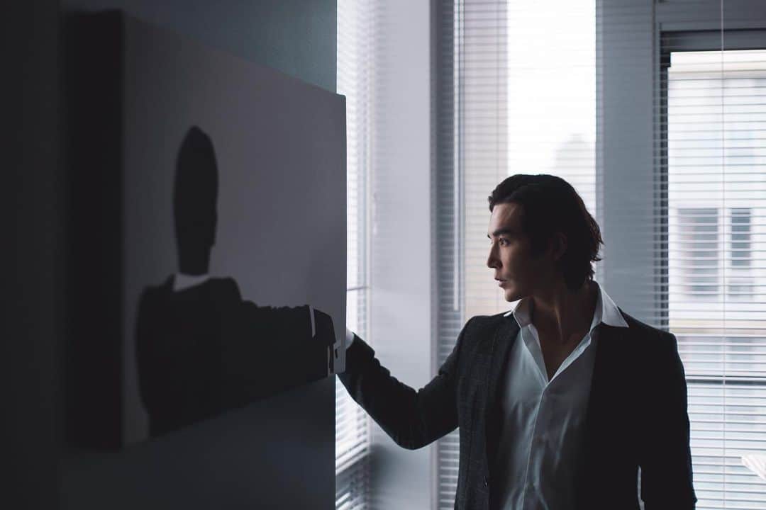 ルーディ・リンさんのインスタグラム写真 - (ルーディ・リンInstagram)「When I look out the window, The world is the same,  Only quieter, lighter.  I think, If tomorrow morning came We woke and in a blink  This plague was lifted Would the animals  Welcome us back? Would the air  Be as light? If we were free to  roam the earth again Would we trod it delicately Would we respect our spaces Cherish kisses and hugs And the human touch. Or would we give A sigh of relief Because we woke From a bad dream We can soon forget.」4月2日 7時02分 - ludilin
