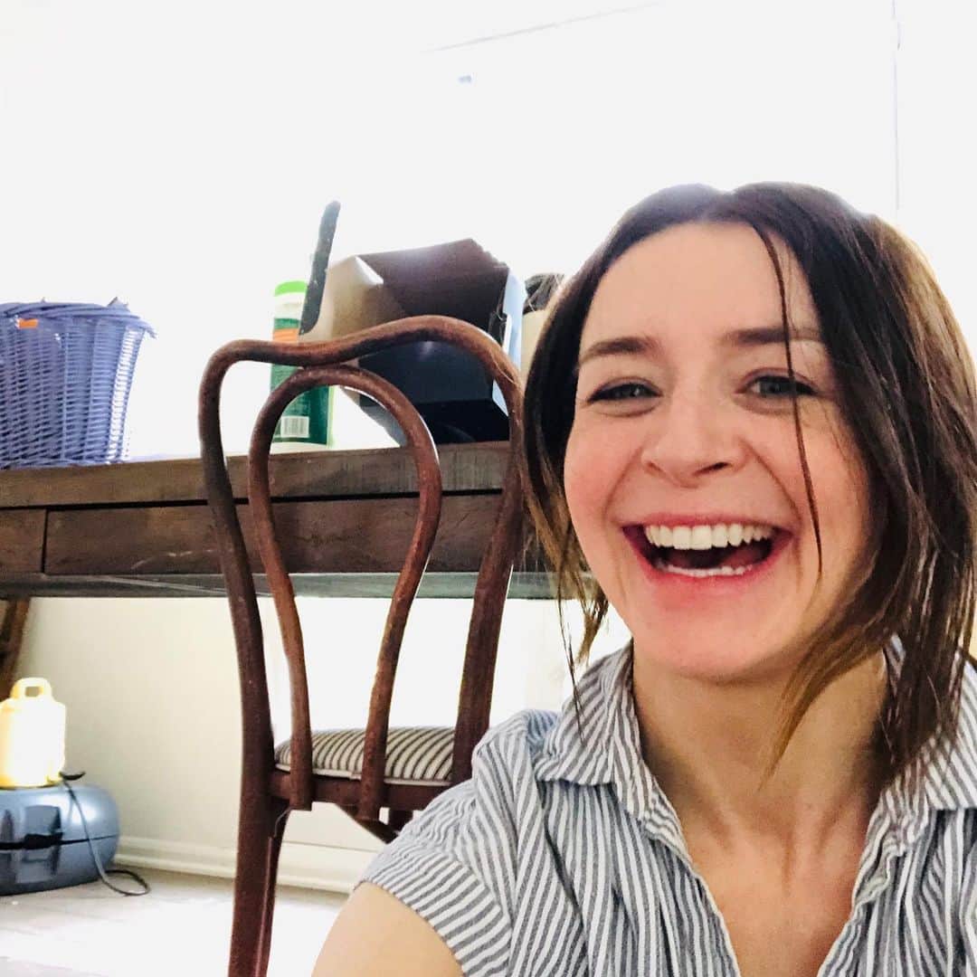 カテリーナ・スコーソンのインスタグラム：「Hi, loves! Happy quarantine. Just hanging at home doing a lot of sitting on the floor in front of a breast pump and sanitizing wipes noticing that my shirt matches my chairs. You? #stillgotit #quaranterrific ❤️」
