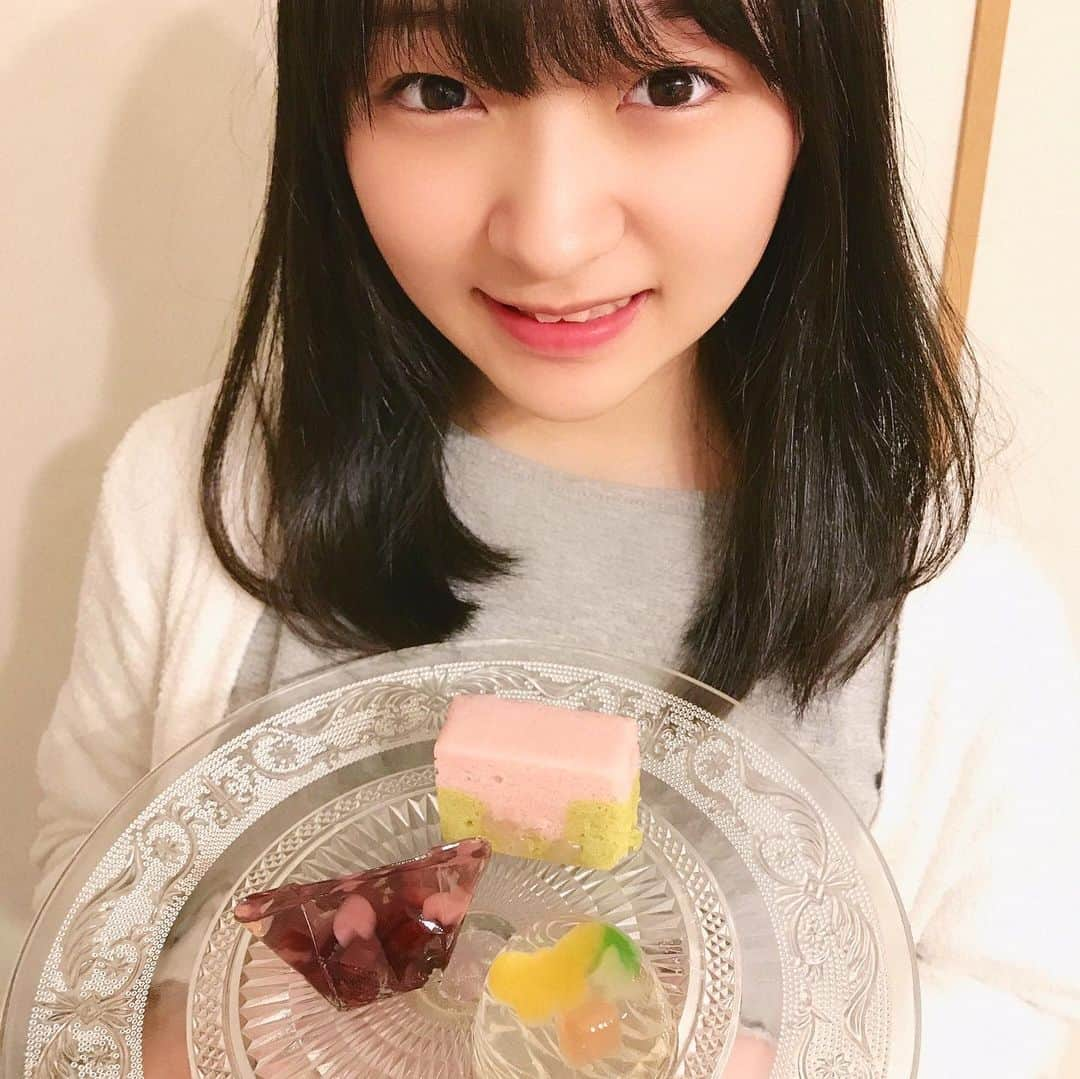 前野えまさんのインスタグラム写真 - (前野えまInstagram)「今朝の食後のおやつは春を感じる和菓子🍵 桜風味の錦玉羹の中に桜の花が入ってるような羊羹、蝶々が二羽舞っている桃の香りのゼリー、桜並木のような桜カステラ🌸 お花見ができない分、和菓子で春の光景を楽しみます🍵 (家族でちょこっとずつ食べます😋) ・ ・ #おはようございます #食後のおやつ #おめざ #おやつタイム #日本橋屋長兵衛 #花み桜 #蝶々舞う #桜かすてーら #春を感じる #和菓子 #前野えま  #goodmorning #spring #wagashi #cherryblossom #butterfly #flower #beautiful #dericious #japanesefood  #follow #followme #instafollow #instagood #tagsforlikes #tflers #tagsforlikesapp #idol #actor #actress」4月2日 7時47分 - maeno_ema