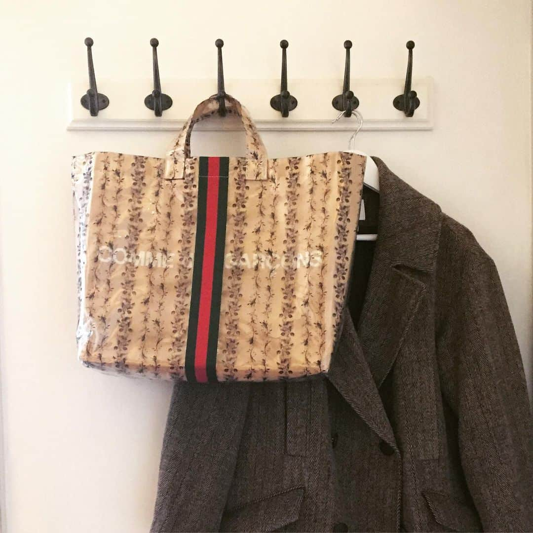 大森美希さんのインスタグラム写真 - (大森美希Instagram)「Lockdown Day 16 🔐  Go out to get the essentials🥖🍋 パリもとうとう4月に入った。外出制限も3週間目に突入。今日は夕方に近くの小さなスーパーに行ったがここはモノプリみたいに混んでいないしモノもちゃんと揃っていたので安心した。徒歩5分圏内にスーパーが4、5軒あるのは本当に助かる🍀🍋🚶‍♀️ #lockdown #confinement #paris #france #parislife #coronavirus #todaysmood #commedesgarconsxgucci #commedesgarcons #gucci #totebag #fashion #mode #外出制限 #外出制限中のパリ #パリ #フランス #新型コロナ #新型コロナウイルス #コムデギャルソンxグッチ #コムデギャルソン #グッチ #コラボバッグ #コラボトート #ファッション #モード #今日のコーデ #パリ生活 #海外生活 #ギャルソン好き」4月2日 7時56分 - mikiomori_