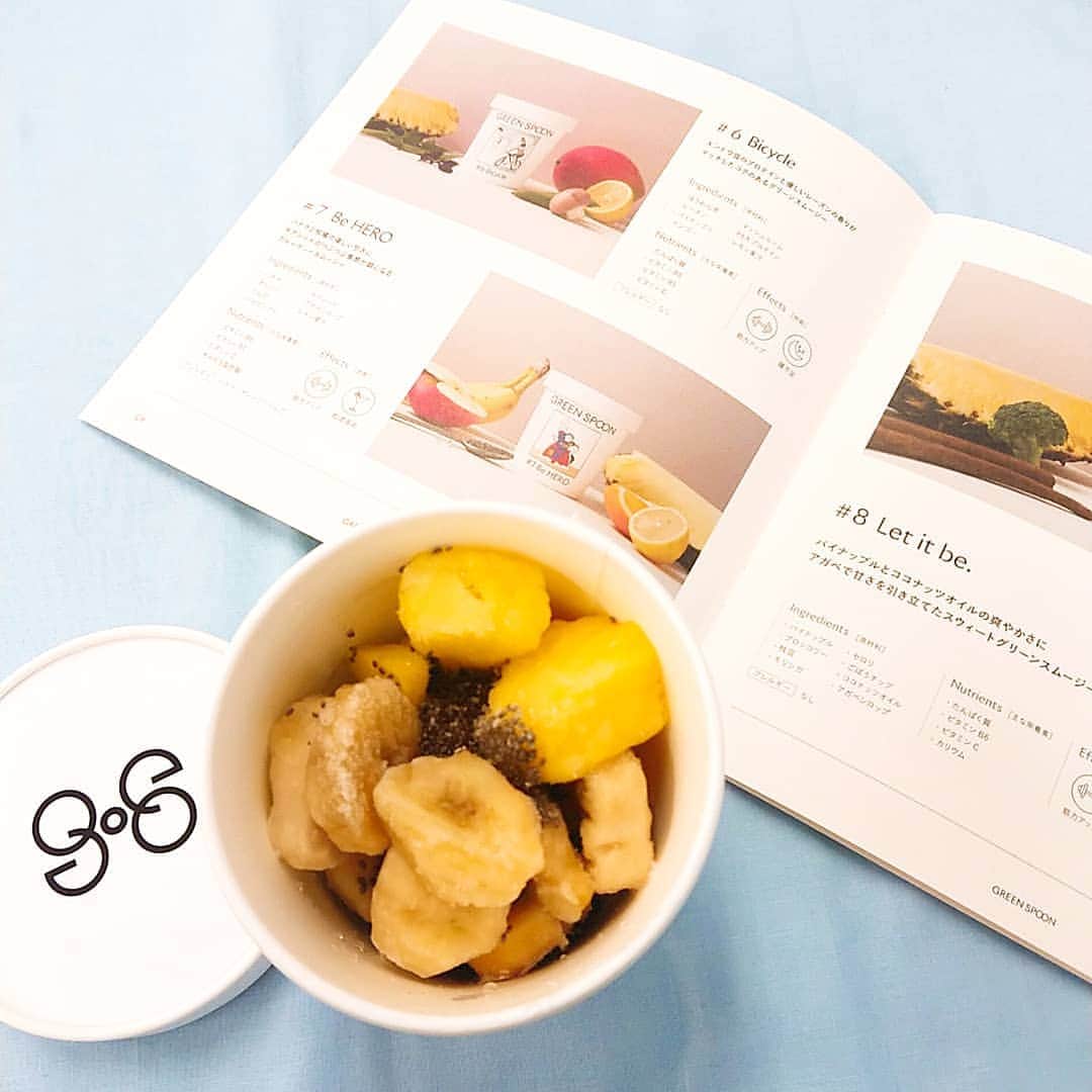 美的 Biteki's official Instagram! さんのインスタグラム写真 - (美的 Biteki's official Instagram! Instagram)「＼🍅スムージーのサブスクで体の内側から美しく🍌／ 野菜やフルーツの栄養をまるっと摂れるスムージーは手軽だけど、毎回新鮮な食材を準備するのは面倒くさい…という方におすすめなのが、毎月自宅へ届けてくれる定額制パーソナルスムージー「GREEN SPOON」🥑 . ウェブ上の簡単なパーソナルテストで肌悩みや冷え・便秘、ダイエットなどの5つのカラダの悩みと、寝不足、ストレス過多、野菜不足などの5つの生活習慣から不足しがちな栄養素を特定し、ビタミンCや食物繊維、たんぱく質など不足しがちな栄養素をしっかりと補えるスムージーを選んでくれます🥒 . 「GREEN SPOON」のスムージーは全25種類。料理家、管理栄養士監修のもと、栄養価を最大限とれるように食材同士の相性までこだわり、それぞれに6～8種の野菜やフルーツ、スーパーフードがIN。瞬間冷凍した野菜、フルーツを素材のまま届けてくれるから、水や豆乳を入れてハンドブレンダーやミキサーで自宅で手軽に栄養満点のスムージーを楽しむことができます。忙しい朝はもちろん、疲れて帰って来た夜はホットにするのもおすすめ🍍 . 白砂糖や人工甘味料、保存料、着色料、香料は一切不使用で、余計なものが入っていないから、小さいお子さんから大人の方まで誰でも安心して食べられるのも嬉しいポイント🍎 . それぞれの身体の悩みや生活習慣対策だけでなく、キュートなパッケージやネーミングにも注目です♪ 8、12、20個／月から選べるから、あなたのライフスタイルに合わせて好みのスムージーをチョイスして🍓 （全25種のレシピは美的comの記事をチェック！） . ★★★ 美的のインスタグラムでは、いち早く美容情報配信中！ぜひフォロー＆チェックを！ @bitekicom ★★★ . #greenspoon #スムージー #冷凍スムージー #スーパーフードスムージー #パーソナルスムージー #野菜生活 #健康生活 #スムージー生活 #スムージーレシピ #オーガニック #オーガニック生活 #セルフケア #健康美 #インナービューティー #ダイエット #美容と健康 #デトックス #クレンズ #置き換え #体質改善 #ハンドブレンダー #グリーンスプーン #美的 #bitekicom @greenspoonjp」4月2日 8時02分 - bitekicom