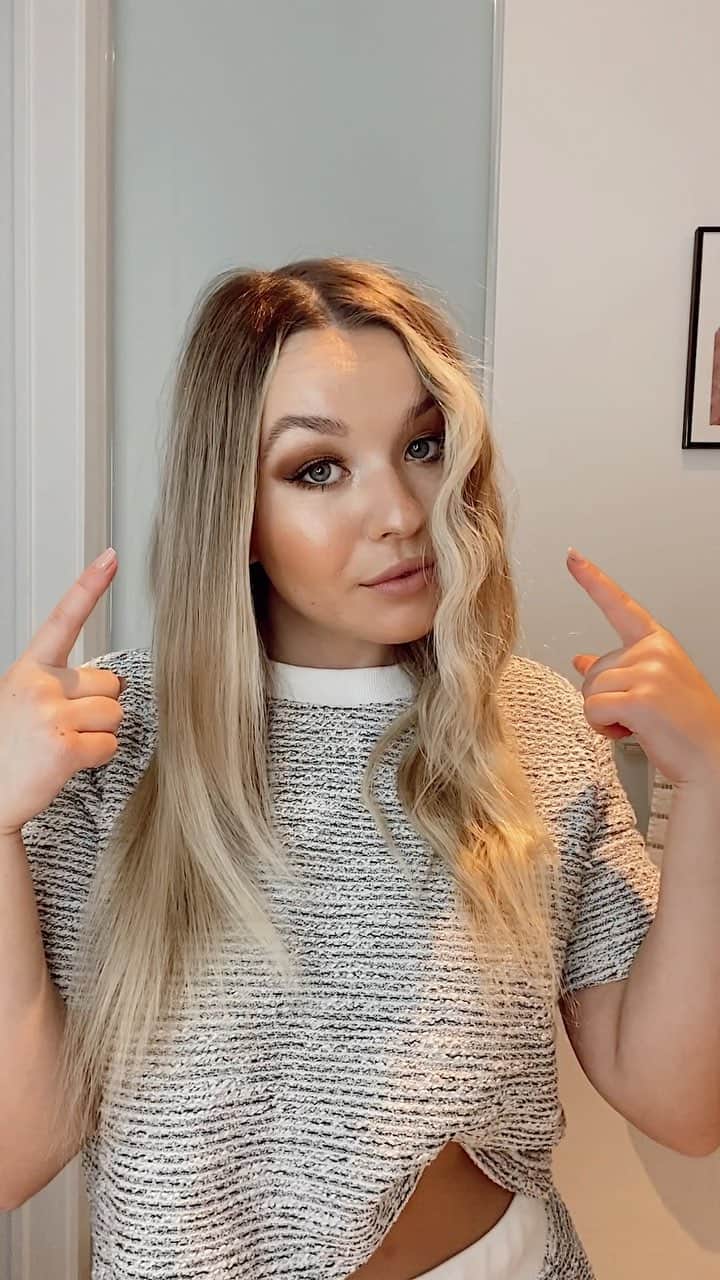 トーリ・ウェブスターのインスタグラム：「creating natural looking waves with a hair straightener ladies 💁🏼‍♀️🙇🏼‍♀️」