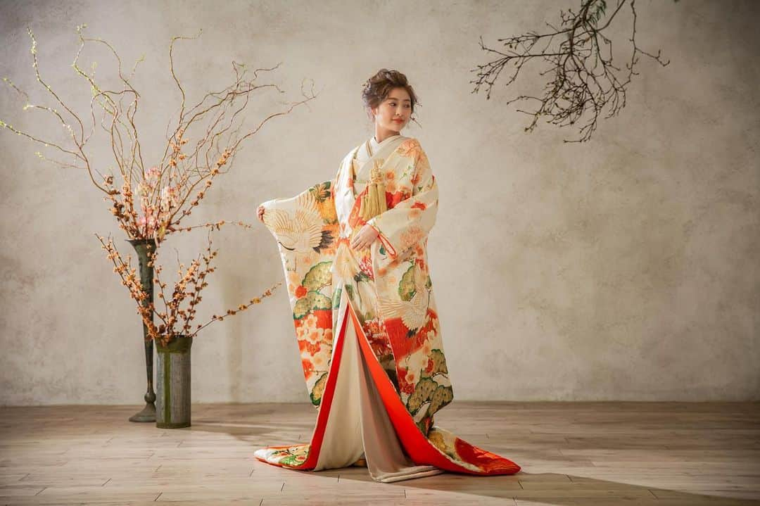 THE KIMONO SHOPのインスタグラム：「・ 【初春の音】白地ベースに吉祥文様である鶴、菊、牡丹が大胆なタッチで描かれており、晴れの日にふさわしい色打掛となっております♡ ・  お得な成約特典ございます price60,000〜 ・ ・ ・ #THEKIMONOSHOP#ザキモノショップ #marryme#色打掛#色打掛コーディネート #白無垢 #プレ花嫁#卒花嫁 #marry花嫁#ウエディングニュース #2020夏婚#2020秋婚#2020冬婚  #結婚式#結婚式準備  #フォトウェディング #和装ヘアアレンジ#ブライダルヘアメイク #前撮り#和装前撮り#後撮り #ポートレート #ヘアスタイル #日本中のプレ花嫁さんと繋がりたい #竹芝#堀江#結納」