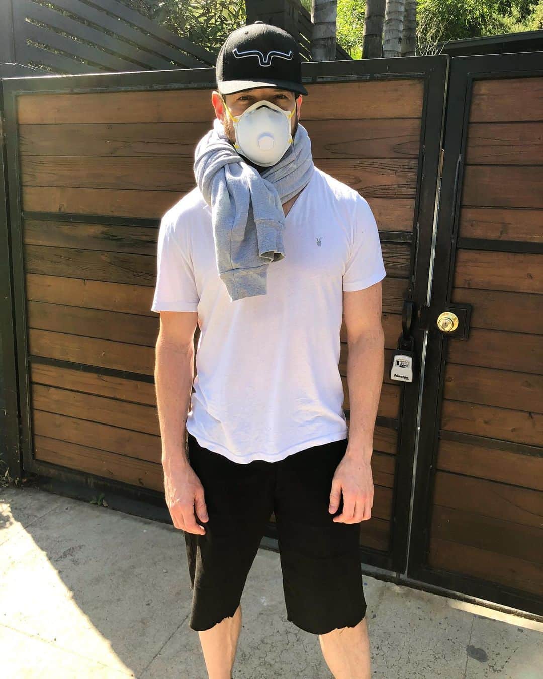 イアン・ボーエンのインスタグラム：「I wear a mask out of LOVE for you, to PROTECT you.  Please do the same for me. * We need to catch up with the rest of the world that is winning this WAR!!! * We should all wear masks for the foreseeable future WHENEVER we are outside. * #HelpMeHelpYou #HelpYouHelpMe」