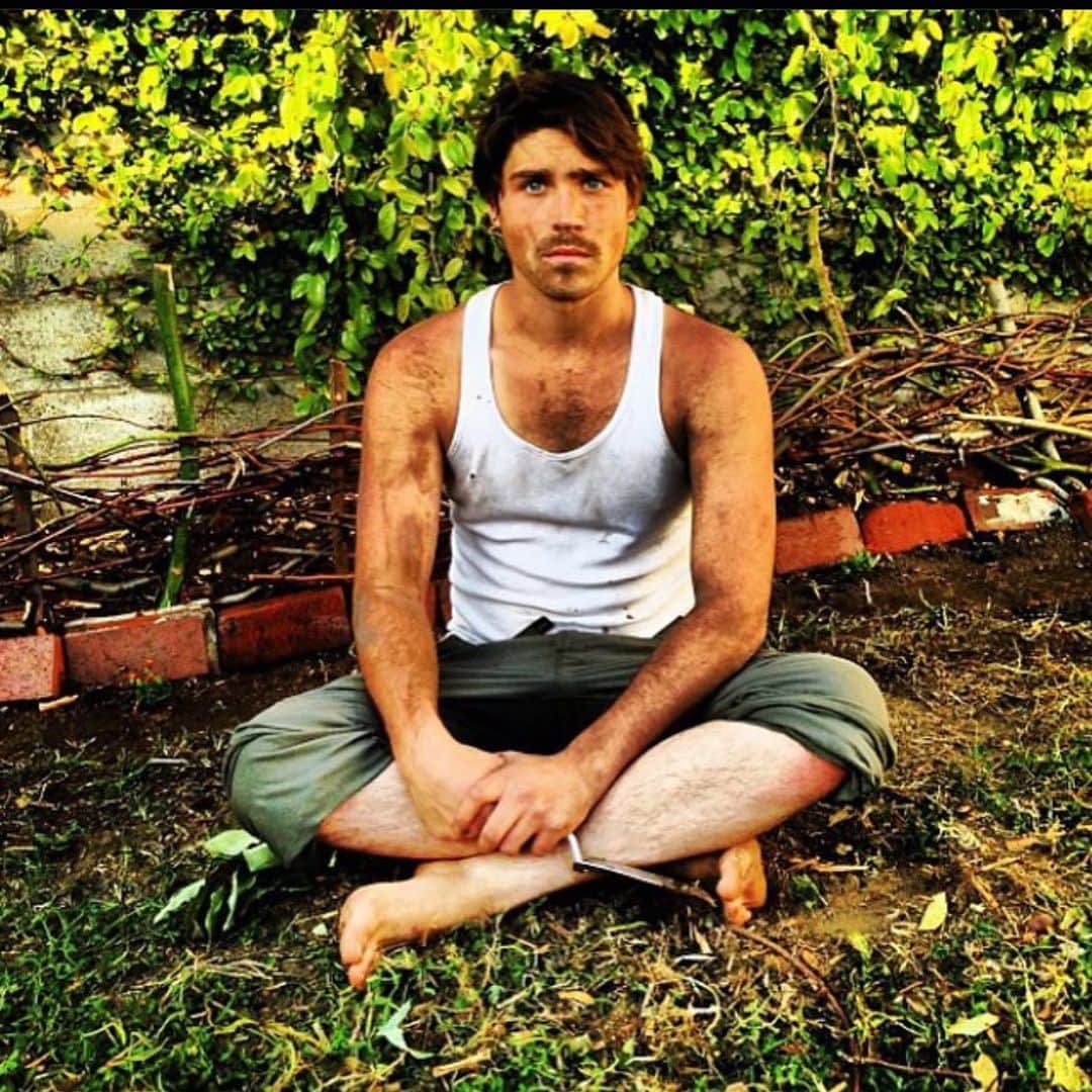 ローガン・ハフマンのインスタグラム：「Throwback Thursday to me making my second Anglican fence almost 10 years ago. It keep the critters out. Would y’all like to learn how to do this? @iam.planted  #Urbangardening #anglican #fence」