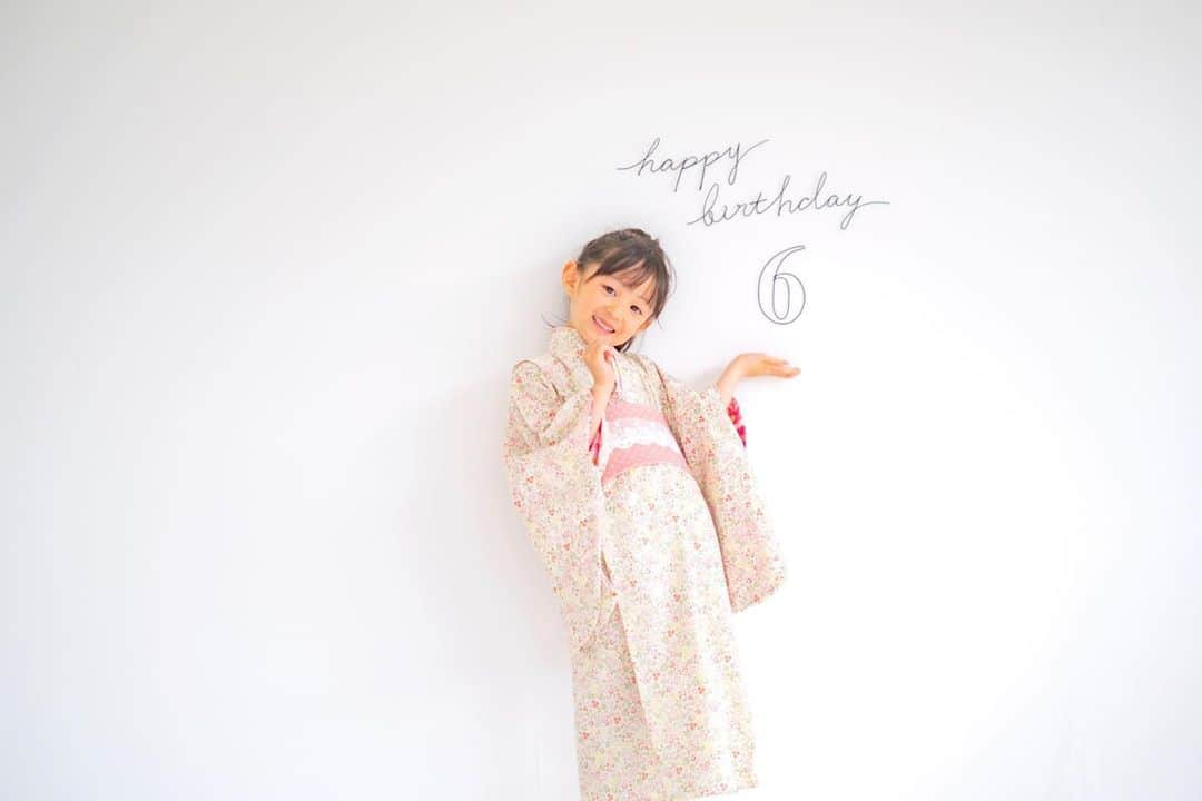 Ai.tさんのインスタグラム写真 - (Ai.tInstagram)「. Happy birthday Nagisa❤️ . 6歳のポーズらしい😂 . 本当に本当に大好き❤ いろいろなことを思い、渚に感謝しかないし、大好きで愛おしくてたまらないんだけど、 言葉に表すのが難しい…😭 とにかく大好き！これからも元気に身も心も素敵な女性に育ってね^ ^ . . 📷  @cuddlephoto . 2020.04.02 #抱きしめたくなる写真　#バースデーフォト　#6歳　#誕生日」4月2日 8時33分 - ngs.rky.kuy