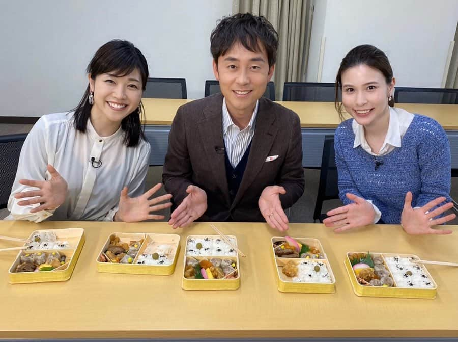 佐藤美樹さんのインスタグラム写真 - (佐藤美樹Instagram)「3人それぞれのシウマイ弁当💓愛がありました。2枚目は、ある事がバラバラだったのでそれを表現しています。詳しくはハマナビで🤣 ∽∽∽∽∽∽∽∽∽∽∽∽∽∽∽∽ #横浜  #ようこそ横浜  #崎陽軒  #シウマイ弁当  #シ弁  #変わらぬ味  #大好き  #何から食べる議論 #土曜日だよ  #見てね  #フリーアナウンサー  #女子アナ  #佐藤美樹」4月2日 8時37分 - satomiki0224