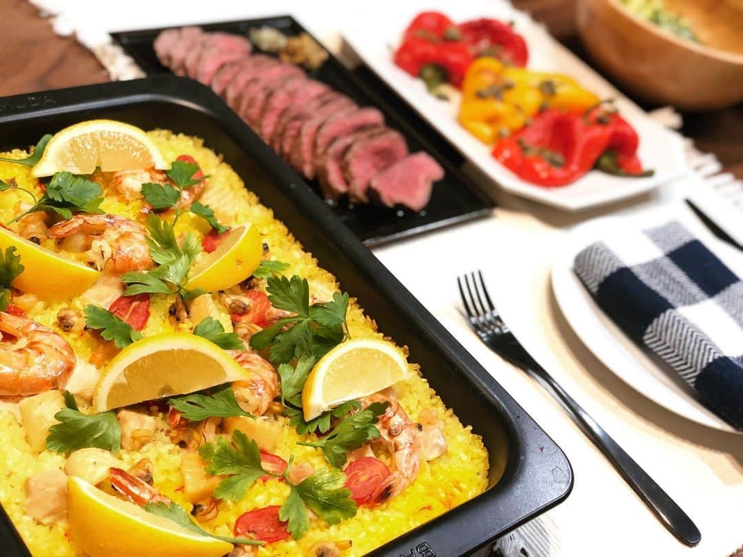 西木恵美里のインスタグラム：「最近のごはん🍽 １枚目は昨日のよるごはん👩🏻‍🍳 たまには好きなもの食べようー！と、外食風にしてみました🤣 おうち時間の続く毎日ですが、みなさんも少しでもリフレッシュできますように…😌🌸 #おうち時間 #おうちごはん　#パエリア #外食風ごはん　#米粉パスタ #アクアパッツァ #バルミューダ」