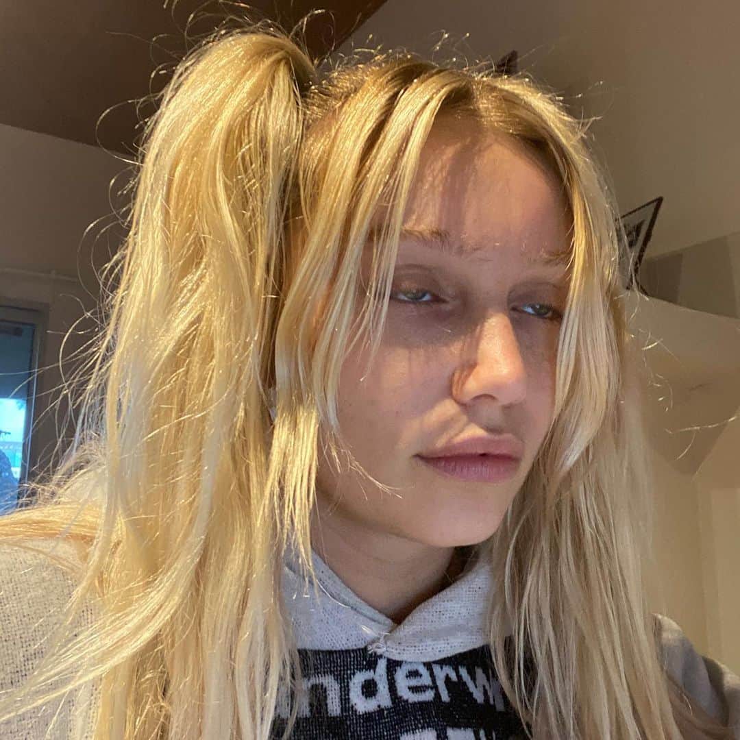 ケイリン・ルッソのインスタグラム：「@uncancelledmusic virtual performance - portions of proceeds donated to @musicares - performing on @thehotelcafe stage - april 6th at 5pm pt. thank you hotel cafe, i’ve been a fan for years」