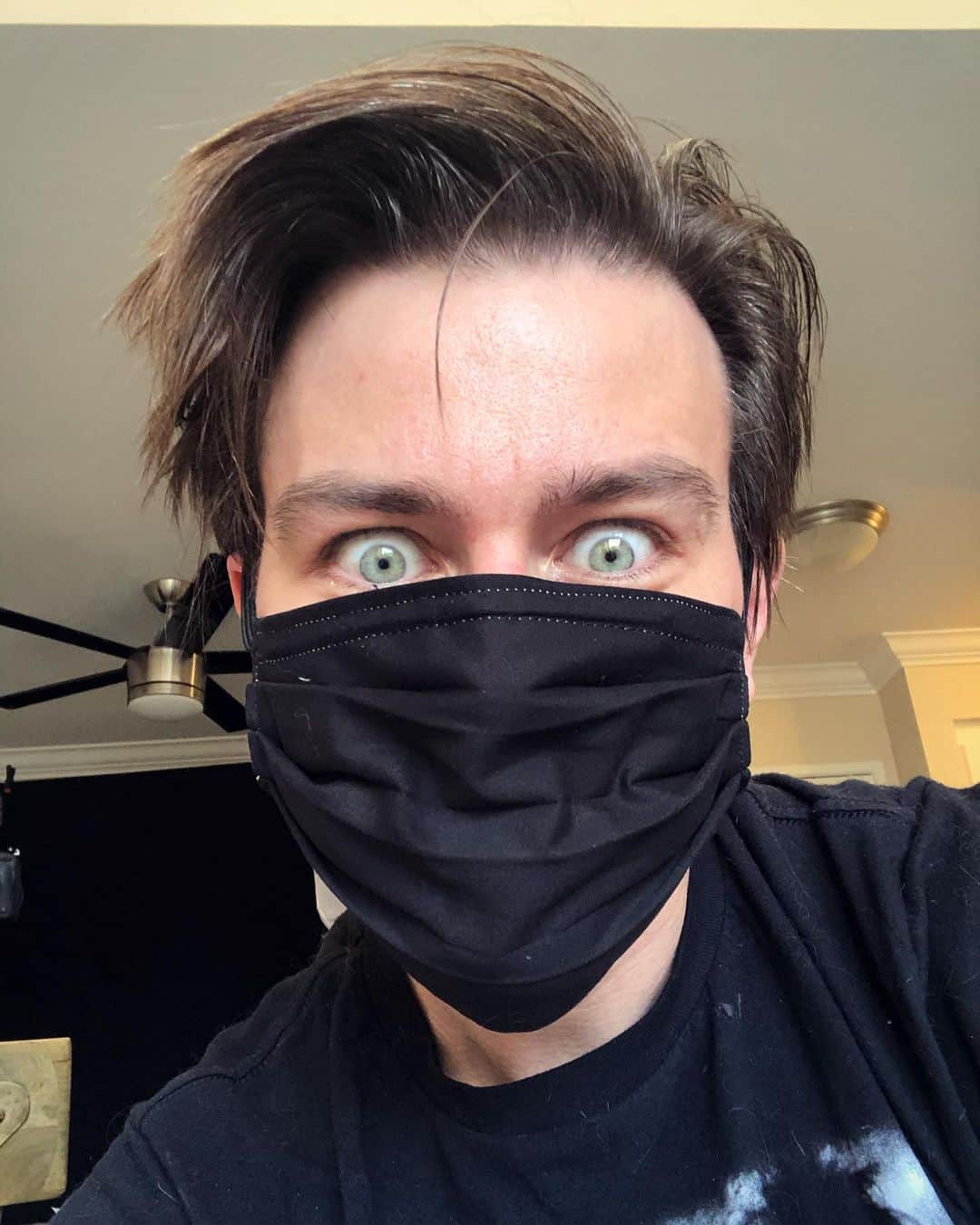 トーランス・クームスのインスタグラム：「I’m comin for your toilet paper.」