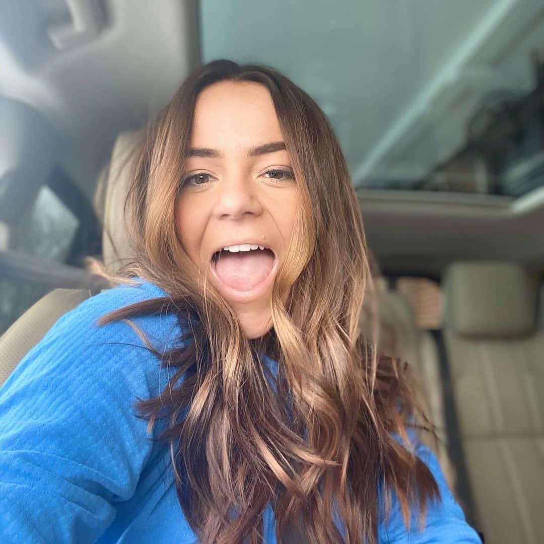 ミッチェル・マネーのインスタグラム：「Love this kid so much❤️ My heart is so full. Another good day in the books. It has officially been 72 hours. (Longest hours of my life) Hopefully we have hit the peak in her swelling and can start working her off some of these meds tomorrow evening to see if she can manage the pressure on her own. Thank you from the bottom of my heart to the AMAZING nurses and doctors and technicians and therapists and staff and volunteers and ALL OF YOU!! THANK YOU FOREVER!!! @primarychildrens 🙏🏼」