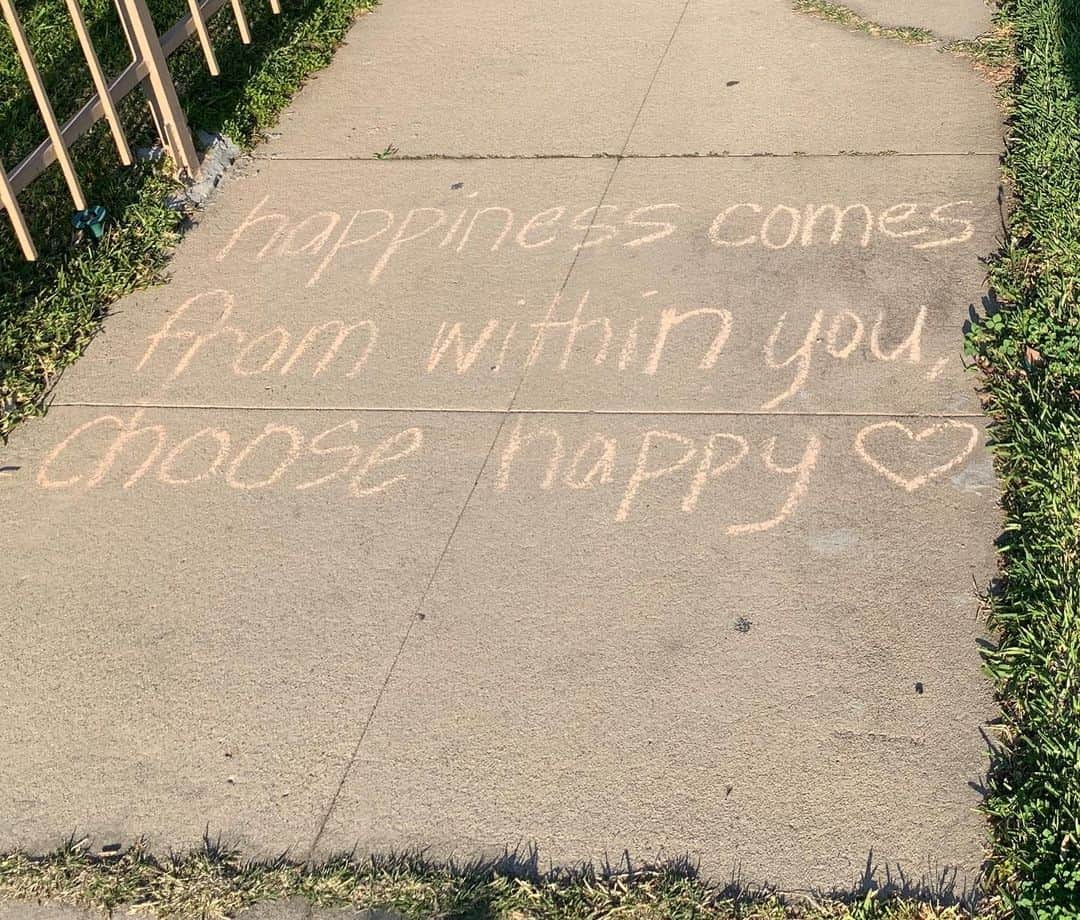 ロッチェル・エイツのインスタグラム：「Saw this as I was taking my daily walk. ♥️」