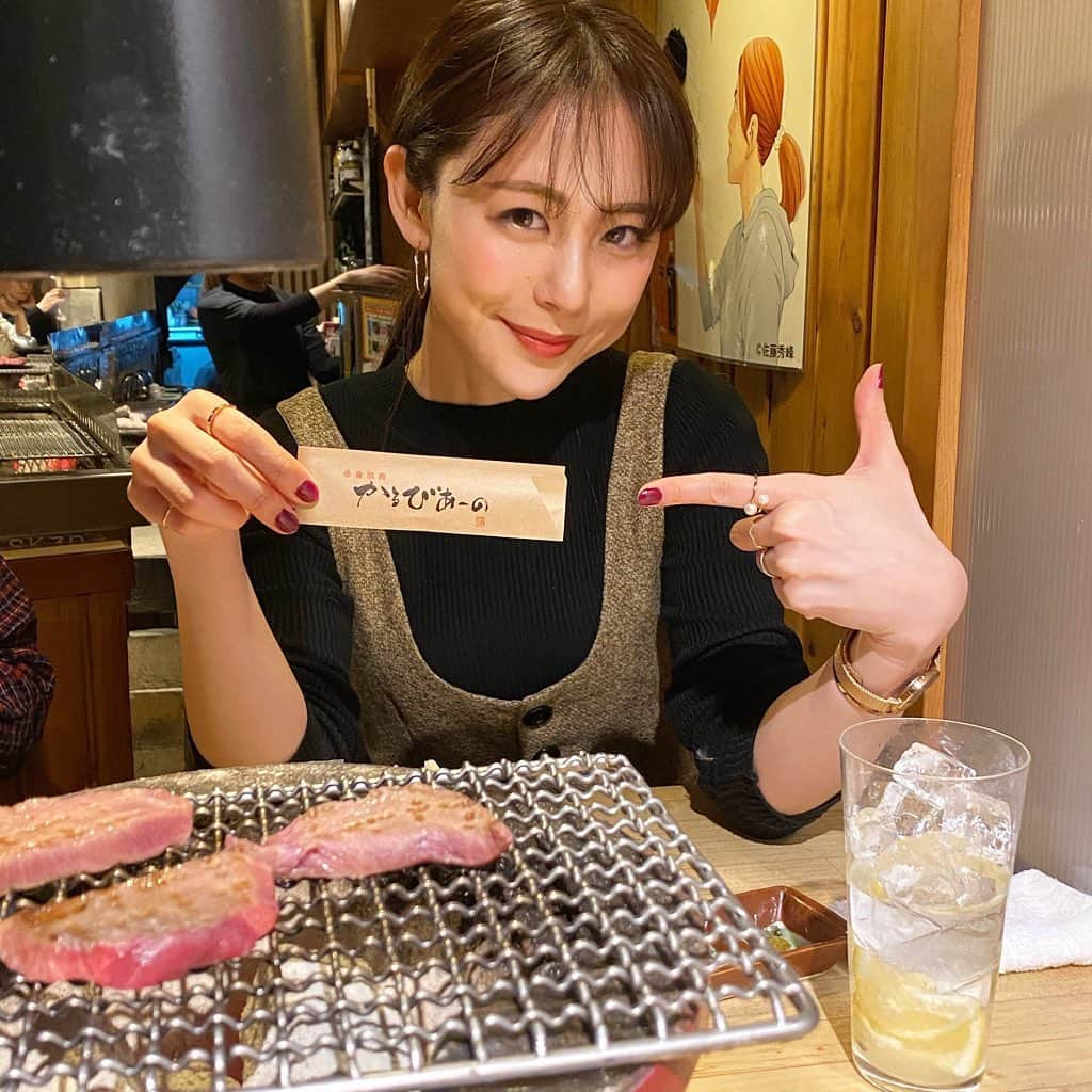 りーまるさんのインスタグラム写真 - (りーまるInstagram)「新橋にある赤身焼肉🥩 スワイプしてね▶︎▶︎▶︎ ・ ・ ・ #りーまる #サロモ #サロンモデル #インフルエンサー #フリーモデル#撮影データ #撮影モデル募集 #広告モデル ・ ・ ・ ・ ・ #かるびあーの 😆🍺 ・ ・ 一回連れてってもらってから すっかりお気に入りになってしまい、 数ヶ月前ドヤ顔で 「ここのお店美味しいんだよ🐶」 と、弟に紹介しました🤭✨ ・ ・ 席数も少ないし、 おいしいし、 予約取れない時もあるので あんまり教えたくなかったほど どハマりしてるお店です🤤💓 ・ ・ 二回連続写真撮り忘れたけど、 ご飯ものもおいしいのです🥺🥺✨ （ネット検索してほしい） ・ ・ ほんとに今は ただただ日常が戻るのを待つばかり🐶💭 ・ ・ “いつも”が戻ったら、 何食べよう？どこいこうかな？ って今はたくさん妄想してます🙊💓 ・ ・ わたしのような食いしん坊妄想族さんの 参考になりますように🍴✨笑 ・ ・ #りーまるグルメ #東京グルメ #赤身肉  #新橋グルメ ・ ・ ・ ・ ・ ・ ・ 〈 撮影依頼募集中〉 4月の撮影依頼お受けしてます♪ DMくださると嬉しいです💐 よろしくお願い致します☺︎ ・ ・ ・ ・ #ヘアアレンジ #ポートレートモデル #被写体#カメラマンさんと繋がりたい #女子力アップ#プチプラコーデ  #韓国ファッション #美容好きな人と繋がりたい #インスタ映え #彼女感#グルメ好きな人と繋がりたい #ダイエット部 #食いしん坊 #笑顔#肉好きな人と繋がりたい #居酒屋#おすすめのお店」4月2日 10時05分 - riii_maru162cm