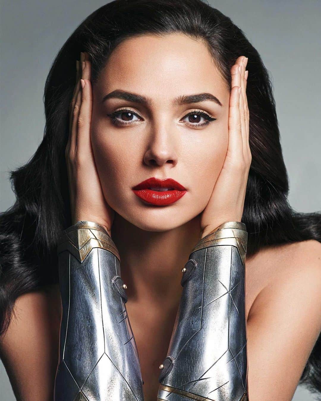 ソン・ジュンギのインスタグラム：「#GalGadot (Hebrew: #ג גדות‎, [born 30 April 1985)is an Israeli actress, model and producer. At age 18, she was crowned Miss Israel 2004. She then served two years in the Israel Defense Forces as a fitness/combat readiness instructor, after which she began studying law and international relations at IDC Herzliya college while building up her modeling and acting careers. Our loved #wonderwoman ☆」