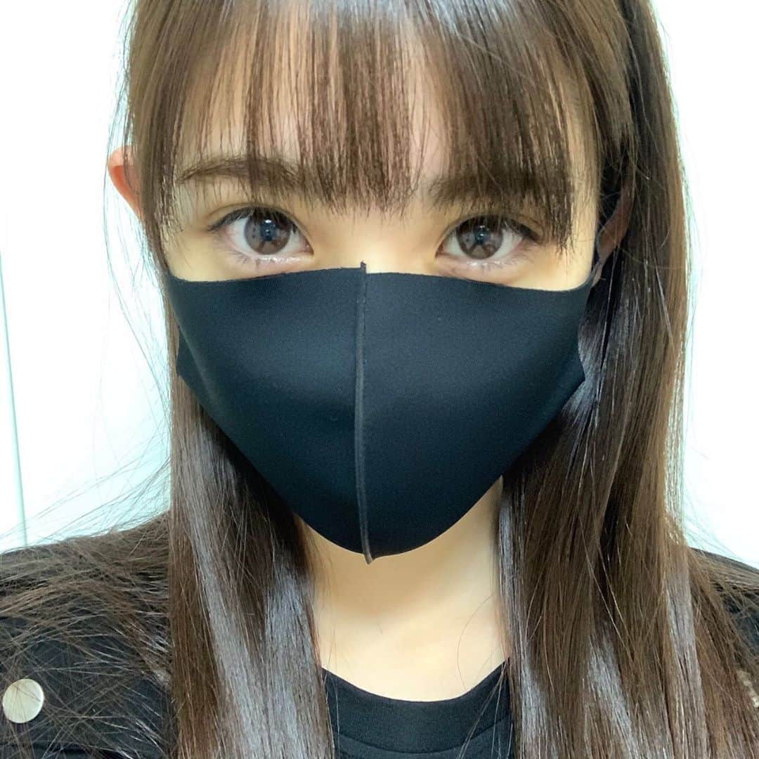 秋本帆華さんのインスタグラム写真 - (秋本帆華Instagram)「. 人生初の黒マスク！ 今日も一日頑張りましょう☺️ お仕事行ってきます♪」4月2日 10時10分 - honoka_akimoto_official