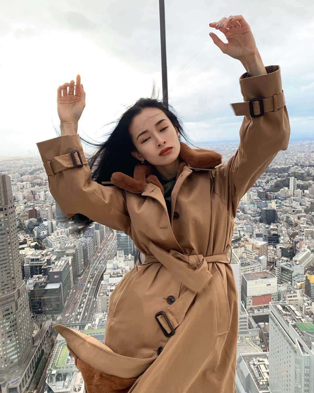 のインスタグラム：「おうち遊びもお手上げ状態ですが🤷‍♀️ また遊びを絞り出す日々。 撮ってはいたもののあげてなかった写真をぽつぽつあげていこう😎 皆様おすすめのおうち遊び良かったらここでシェアしましょう😎 我が家は ●壮大なお絵描きスペース設置 ●Amazon Fireキッズ ●シャボン玉(お風呂とかで) ●ピザ作り・パンケーキ作り ●新しいおもちゃを買う。爆 ●ママが変な格好する← ●家事のお手伝い ●工作 ●段ボールで自作滑り台(あまり滑れず失敗) ●ベランダでピクニックごっこ ●絵本祭り ●ダンスタイム ●変顔鬼ごっこ 辺りが主流....。 .  #momlife #mommylife #mommy  #ママリ #育児 #男の子ママ #女の子ママ　#ママライフ  #3歳 #1歳  #二人育児 #motherof2 #motherhood  #baby #kidsgram_tokyo #babyphotography #babyphoto #コドモノ #ベビフル #mamanoko」