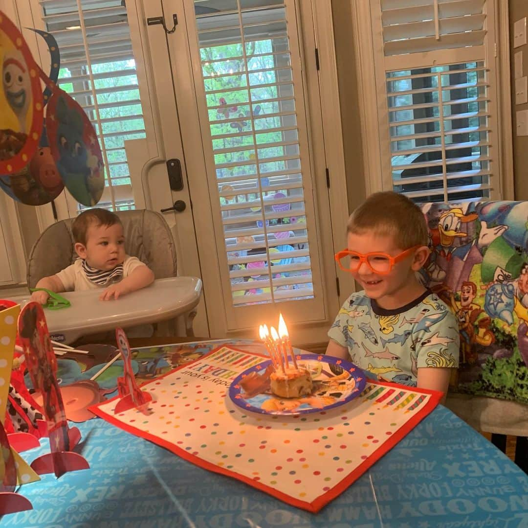 ブラッド・グザンさんのインスタグラム写真 - (ブラッド・グザンInstagram)「Nothing could have ruined this 5 year olds big day!  Aiden we love you so much buddy!  A birthday worthy of a whole hand!  You are such a smart,funny and very wild little boy and we wouldn’t want it any other way!  #toystory #5yrsold」4月2日 10時42分 - bguzan