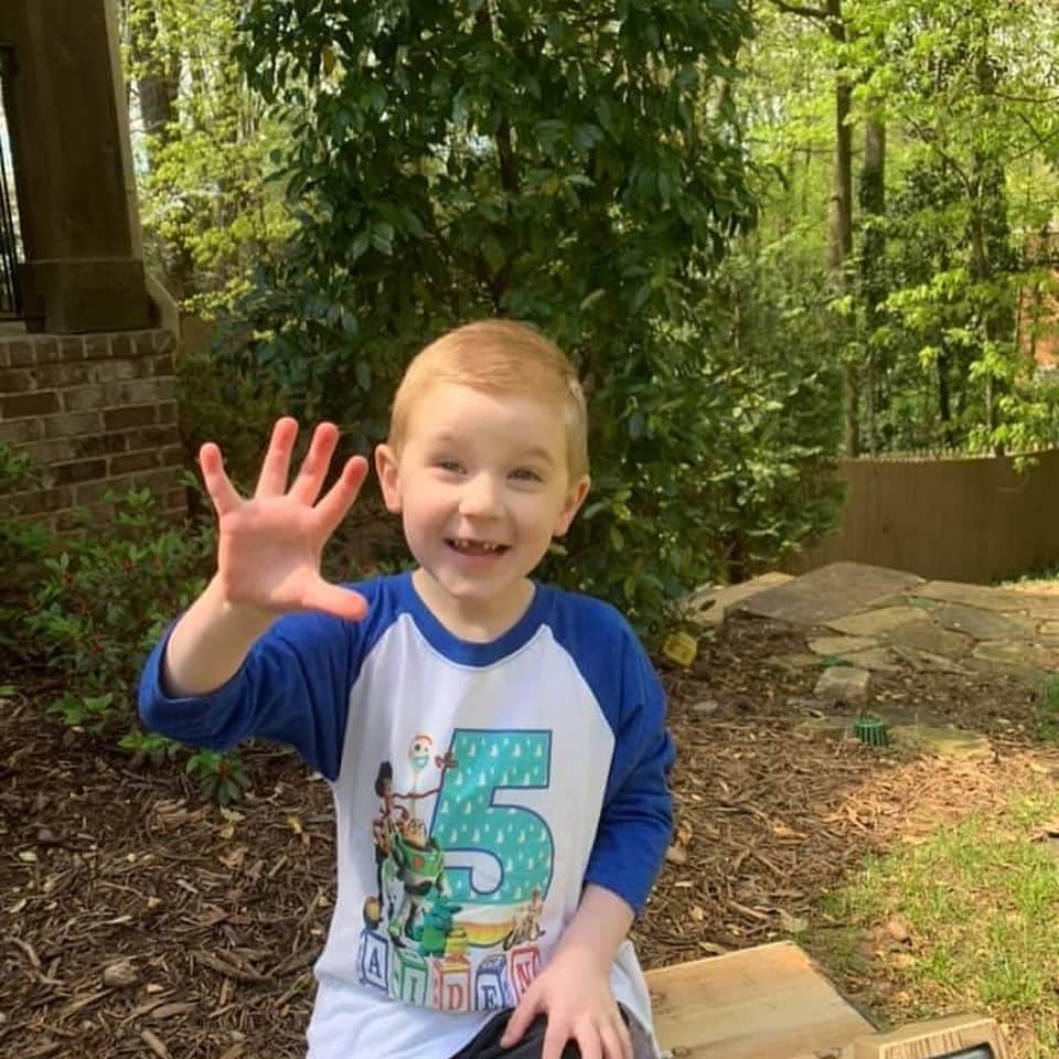 ブラッド・グザンのインスタグラム：「Nothing could have ruined this 5 year olds big day!  Aiden we love you so much buddy!  A birthday worthy of a whole hand!  You are such a smart,funny and very wild little boy and we wouldn’t want it any other way!  #toystory #5yrsold」