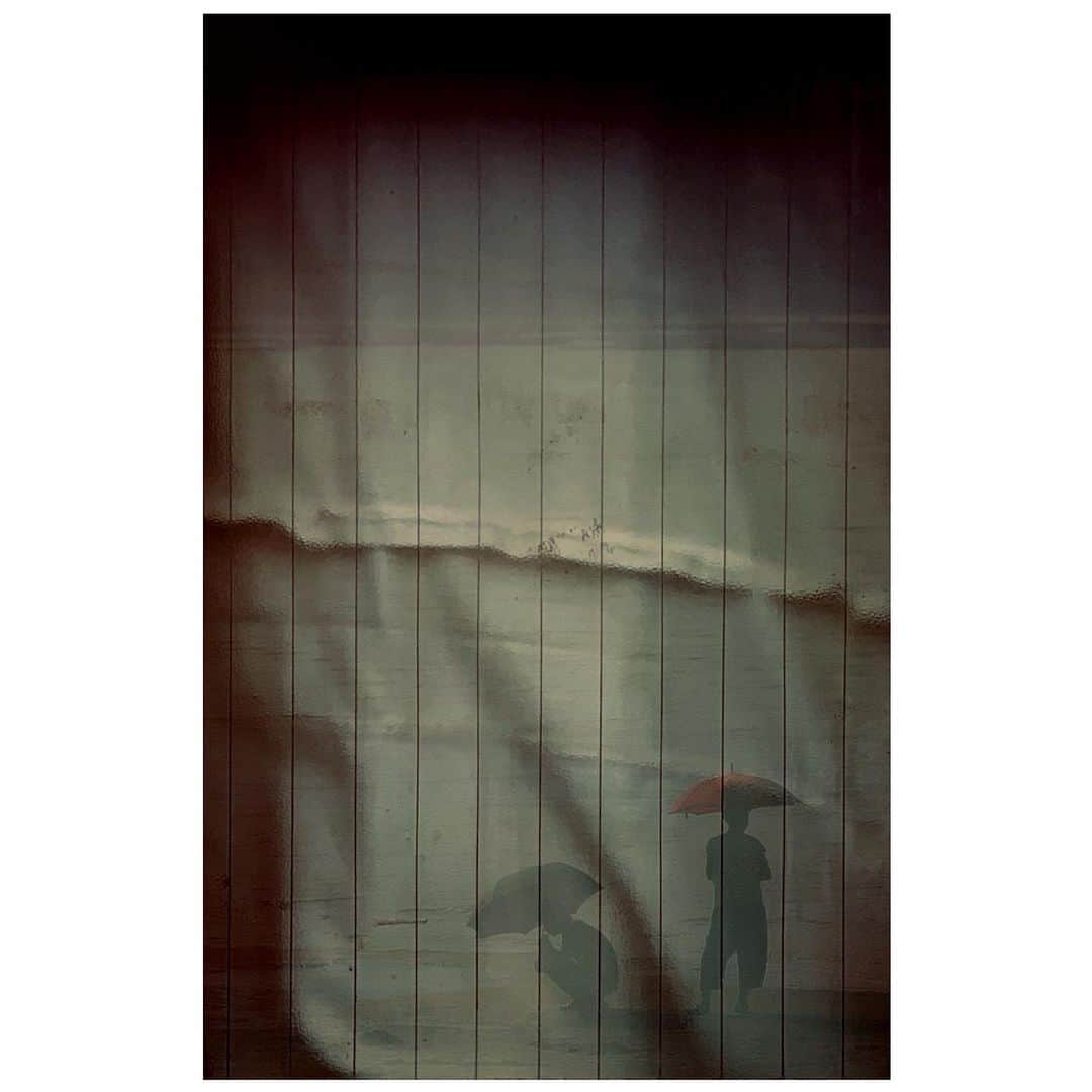 spatulaのインスタグラム：「・ へだてた向こうの世界🌐 ・ The another world through the window ・ #ザ壁部 #indies_minimal ・ (￣^￣)ゞビゴッ★」