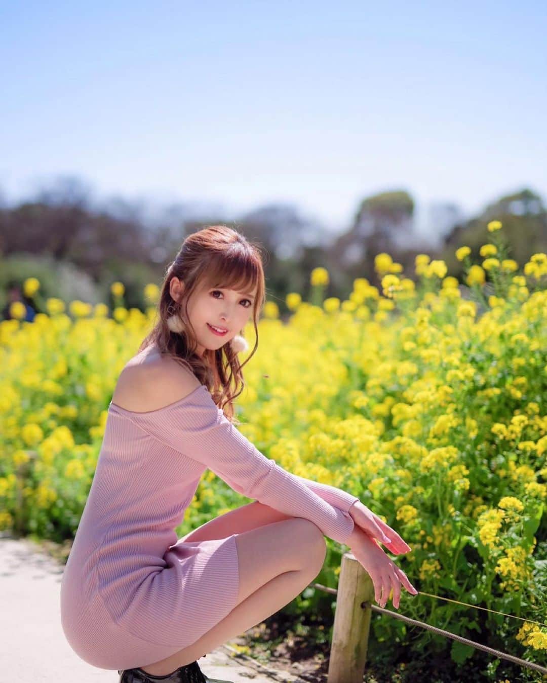 葵井えりかのインスタグラム：「おひるぽん♡ 春撮影ラッシュが終わって、 ストレス発散も含め5日間くらい引きこもったり寝続けたりしてました_(:3 」∠)_ . 春ポトレ🌼まずは菜の花🌼 #portrait#菜の花 #菜の花畑#浜離宮恩賜庭園 #蜂がたくさん🐝 #恐怖 #spring #葵井えりか」