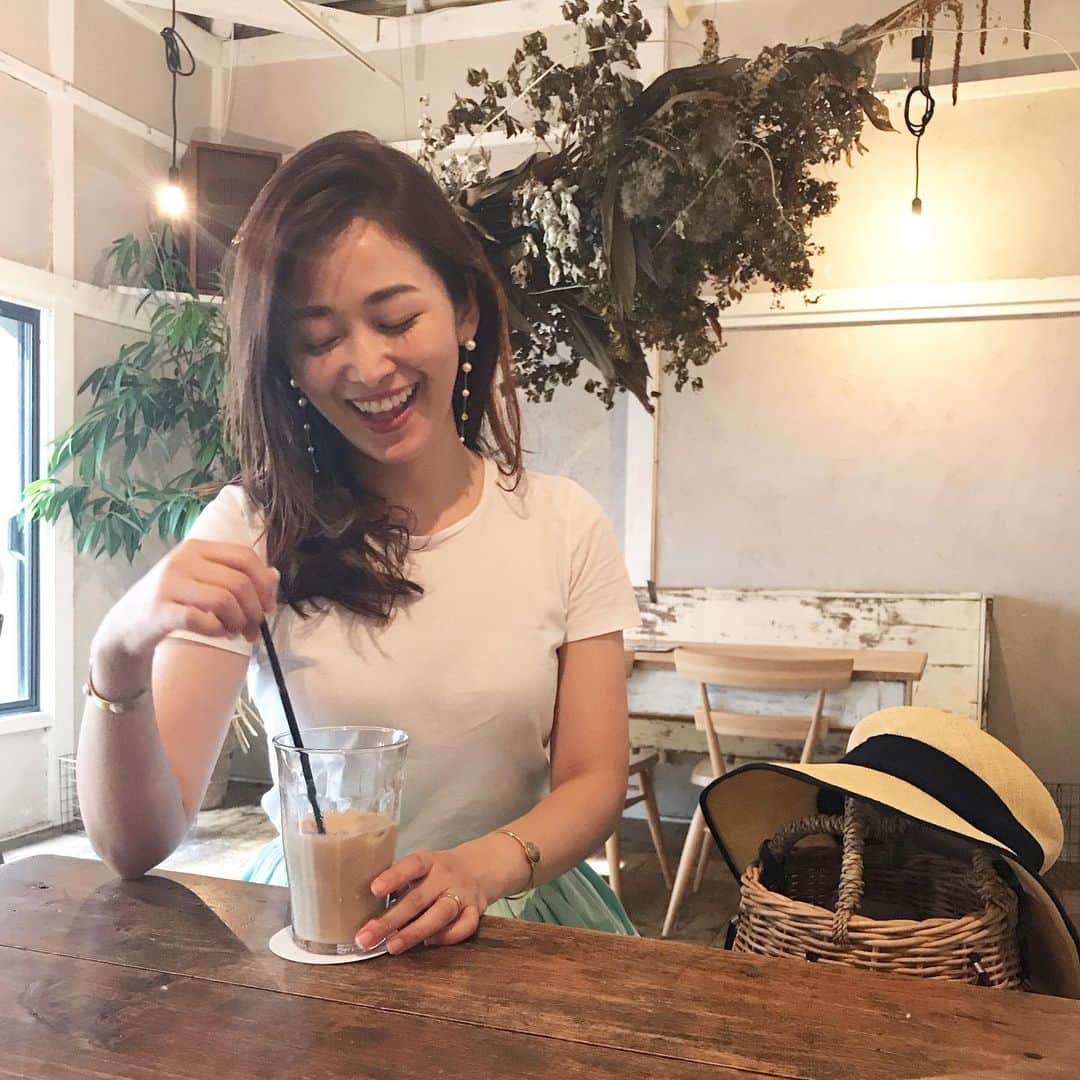 のインスタグラム：「. 過去写真を見つけてきた🤳✨ 前髪無いのが懐かしい、去年の夏😂 . . みんなお家で何してますか？ リモートワークできてますか？？ . ウチでは退屈しがちな娘に、 10メートル巻きのロール画用紙を 壁に貼ってお絵描きしたり、 (↑amazonで売ってるよ) . バルコニーの一部をシートや傘で 囲った秘密基地にておやつ食べたり。 . 昨日はZoomで友達と喋ったり✨ ↑Zoomお茶会や飲み会、流行りそうだね！ . 家なら家での心の安定、切実です☺︎ . . そして私はこの期間に、 新たな仕事の企画を考えたりも。 . 今までずっと、一方的に発信するばかりだったから、 これからは双方向にコミュニケーションする機会が 増えたら良いなとか妄想しています。 . . こんな日々だからこそ、 落ち着いたらやりたい事も沢山😆 . 今は自粛自粛な毎日だけど、、 落ち着いた時に動けるように準備！ . そうアドバイスを受けて 気持ちが切り替わりました✨ . . この高まる気持ちを胸に秘めつつ、 とりあえず今日のお昼は、 秘密基地で頂きます😑✨ . . #おこもり #在宅」