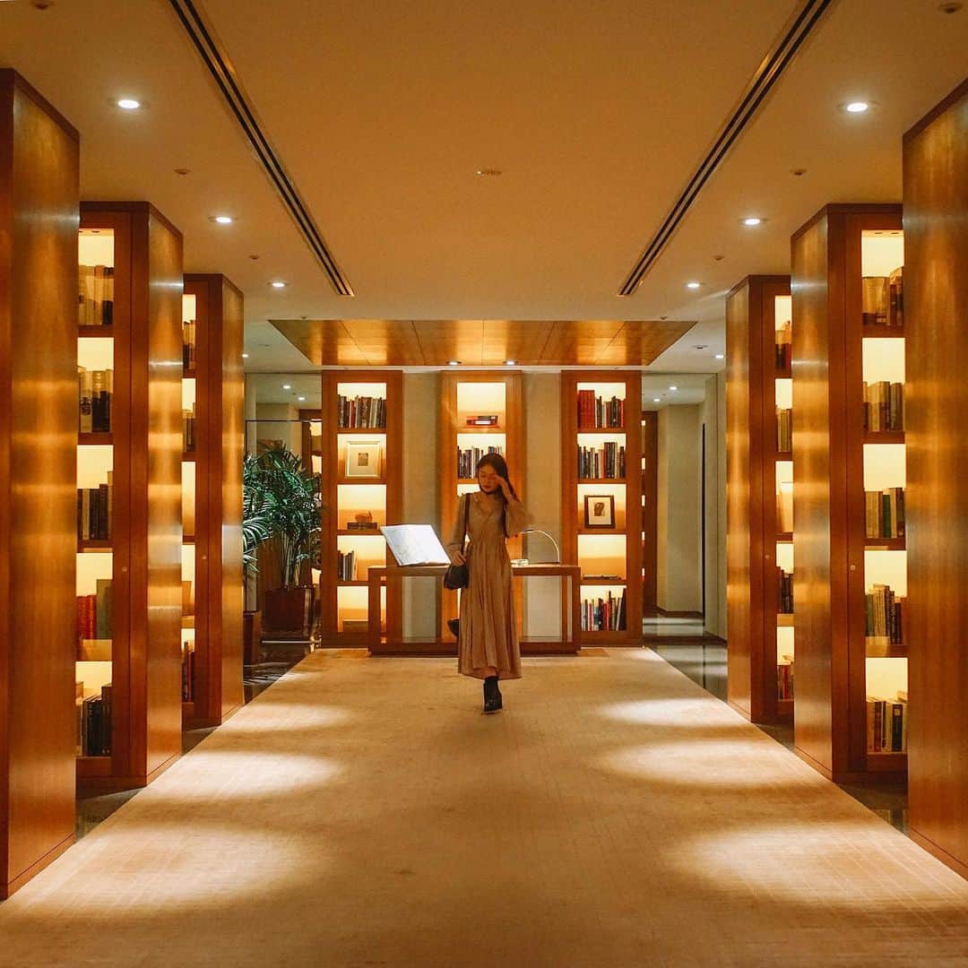 Park Hyatt Tokyo / パーク ハイアット東京さんのインスタグラム写真 - (Park Hyatt Tokyo / パーク ハイアット東京Instagram)「Today is the anniversary of the opening of Japan's first modern library. Just before reaching our front desk, guests are greeted by our Library with a collection of over 2,000 books, carefully selected and arranged by our interior designer, John Morford. One of Park Hyatt Tokyo's many iconic spots, come and spend some time in our Library.  今日は日本初の近代 図書館 が設立されたことから 図書館開設記念日 だそう。ご存じの通り、館内にはフロントへ続くアプローチに ライブラリー があり2000冊の蔵書がゲストをお迎えします。インテリアデザイナー ジョン モーフォードが1冊ずつセレクトした本は配置方法も含めて監修され、大切なデザイン要素に。訪れるたび非日常へと誘われる、ホテルの象徴的なスポットのひとつです。 . . #library  #bookcollection  #JohnMorford #parkhyatttokyo  #luxuryispersonal  #iconicspots  #図書館 #ライブラリー #ジョンモーフォード #蔵書 #パークハイアット東京」4月2日 11時06分 - parkhyatttokyo