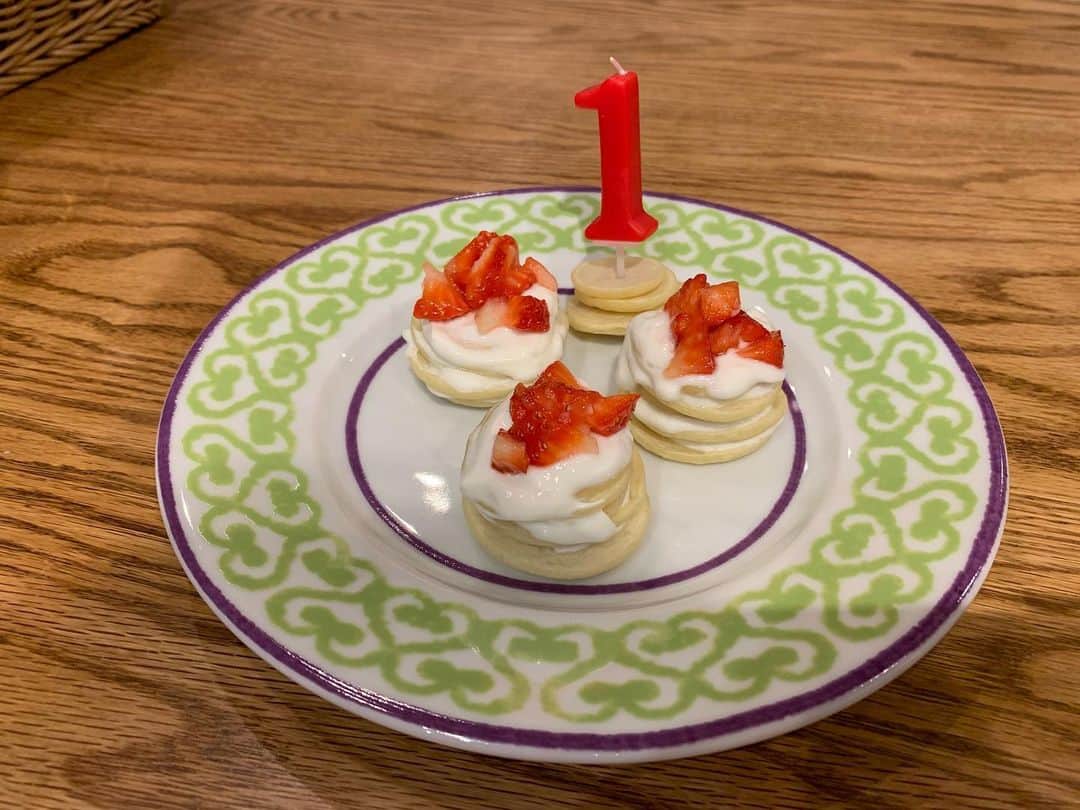 のインスタグラム：「先日次女が1才に🎂  ケーキは長女が一枚一枚愛情を込めて焼いてくれました。これからもどうかすくすく育ってくれますように、それだけです。  幼い子供もウイルスの犠牲者になっているニュースには胸がビリビリになります…  大切な人を守るためにも出来るだけ家にいなくてはなりませんね。」