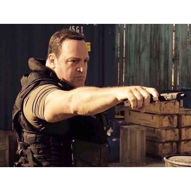 takuma watanabeのインスタグラム：「#TrueMemoirsofanInternationalAssassin #🖤 #🔫 #🚓 #🚙 #🧨」