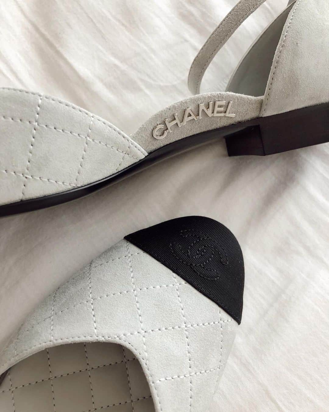 大屋夏南さんのインスタグラム写真 - (大屋夏南Instagram)「Thank you @chanelofficial 🖤 私が初めて買ったCHANELの靴はバイカラーのバレリーナでした。春夏のコレクションでアイコンであるバイカラーシューズがフラットシューズになったのを見て当時のことを思い出した😌大事にします❤️﻿ ﻿ シャネルがフランス国内で医療機関をはじめ、消防団や警察、憲兵隊などに5万枚以上のマスクを寄付し、防護用マスクと防護服を製造するためにオートクチュールやプレタポルテの職人さんから成る特別チームを編成したというのをニュースで見ました。﻿ ﻿ 他にも多くのブランドの寄付や活動を見て、改めてファッション業界のパワーを感じています。﻿ ﻿ 私もできることから。 ・ ・ #giftfromchanel  #chanelspringsummer」4月2日 12時00分 - __kana_oya__