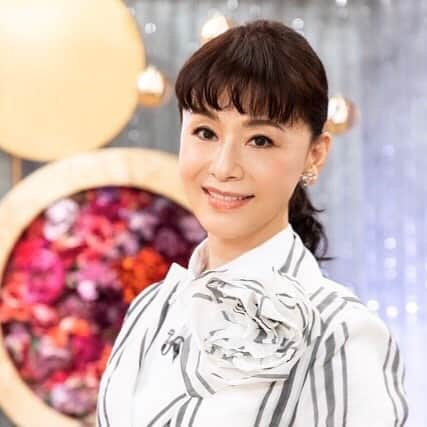 大地真央さんのインスタグラム写真 - (大地真央Instagram)「今日4月2日20:00から NHKBSプレミアム‼️『美と若さの新常識』 リニューアルされて、いよいよ始まります❣ フットボールアワーのお二人と、私、 初めてMC（みたいな感じ）を、やらせていただいているのですが、興味深く、初めて知ることも多いので、 MCは後藤さんにお任せして（笑） ‘1ゲスト’の様に楽しませていただいています😊 初回放送のテーマは　”ファシア” 大地真央のONとOFFを少しお見せする場面も... （＾ν＾） 美と健康のためになる、とっても面白い番組です❗ ぜひ、ご覧くださいね😊  #美と若さの新常識 #健康　🤸‍♀ #ファシア  #NHKBSプレミアム 20時 #フットボールアワー#後藤さん#岩尾さん #大地真央 #MAODAICHI . @fabianafilippi #ファビアナフィリッピ @tomokokodera_official#tomokokodera#ChristianLouboutin @un3d_official #UN3D @enfold_official」4月2日 12時00分 - daichimao_official