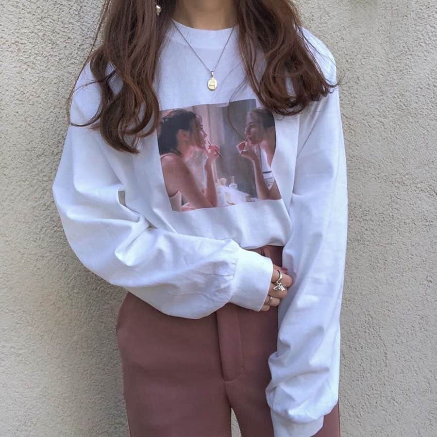 isutaさんのインスタグラム写真 - (isutaInstagram)「春コーデにかかせない♡﻿ １枚で着こなしの幅が広がるキュートなTシャツをご紹介します♩﻿ ﻿ ﻿ ①GU「グラフィック Disney１Y+E（税抜990円）」﻿ ディズニーの不思議の国のアリスのかわいらしいデザインが特徴‼︎﻿ この値段で着られるなんてコスパが良すぎますよね！売り切れる前にぜひゲットしてください♡﻿ ﻿ ﻿ ②Seemi.by NICE CLAUP「SeemiTee（税込4,290円）」﻿ ロゴ大きめで目立つこと間違いなし♡﻿ コーデにも合わせやすいベージュとキラキラなロゴの組み合わせはがかわいいですよ！﻿ ﻿ ﻿ ③MEME「original long seeve tee"the dreamers"（税込7,000円）」﻿ 着回ししやすいキュートなフォントロンT♡﻿ カラーパンツとの相性も抜群なのでおすすめです◎﻿ ﻿ ﻿ ④epine「embroidery tee （税込4,980円）」﻿ トートバッグが有名なepineのはロゴT♡ ﻿ ロゴ部分が刺繍になっているので、プリントより高級感があってオシャレが感UP♩﻿ ﻿ ﻿ それぞれのブランドの個性が出やすいTシャツ‼﻿ ぜひ春コーデに活用してみてください♡﻿ ﻿ ﻿ ﻿ photoby﻿ @a____ka2﻿ @kachin_838﻿ @moe___u﻿ ﻿ ﻿ ﻿ #isuta #イスタ #isuta_fashion﻿ #gu #disney #置き画 ﻿ #置き画倶楽部 #コラボ商品 #guコラボ ﻿ #春コーデ #guコーデ #gu新作 #gu購入品﻿ #ロゴT #Tシャツ #ロンT﻿ #seemibyniceclaup #niceclaup #ナイスクラップ﻿ #meme #epine #エピヌ﻿ #お洒落さんと繋がりたい #エピラーさんと繋がりたい﻿ #おしゃれさんと繋がりたい」4月2日 12時04分 - isuta_jp