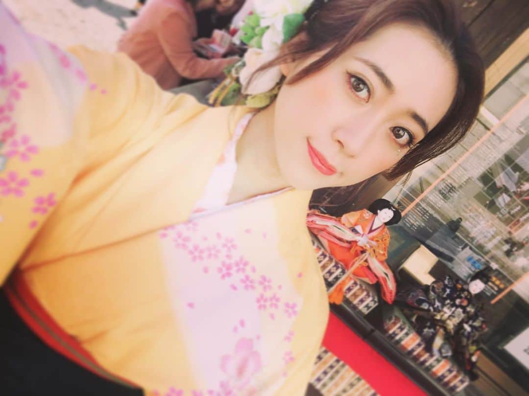 のインスタグラム：「5/9(土)「#令和華伝 単独公演〜第一章〜百花繚乱」公演入場券販売のお知らせ。 4/1より一般販売開始となりました！ 全国のセブンイレブン、ファミリーマートなどで受け取り可能です！お申込みはイープラスからよろしくお願いします👘 ※感染症拡大防止のため公演の延期、中止も予想されますので予めご了承ください。 ・ ・ ・ #早くいつもの日常が戻りますように #5月にまた皆さんと会える日を信じて #百花繚乱 #和楽 #ユニット #ガールズ #グループ #和服美人 #着物美人 #着物👘 #着物生活 #着物姿 #わっしょい #和背負い #美亜華 #kimonofashion #kimonolovers #kimonogirl #japanesekimono」