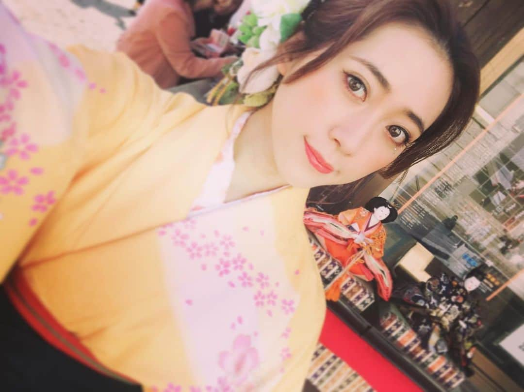 MIAKAさんのインスタグラム写真 - (MIAKAInstagram)「5/9(土)「#令和華伝 単独公演〜第一章〜百花繚乱」公演入場券販売のお知らせ。 4/1より一般販売開始となりました！ 全国のセブンイレブン、ファミリーマートなどで受け取り可能です！お申込みはイープラスからよろしくお願いします👘 ※感染症拡大防止のため公演の延期、中止も予想されますので予めご了承ください。 ・ ・ ・ #早くいつもの日常が戻りますように #5月にまた皆さんと会える日を信じて #百花繚乱 #和楽 #ユニット #ガールズ #グループ #和服美人 #着物美人 #着物👘 #着物生活 #着物姿 #わっしょい #和背負い #美亜華 #kimonofashion #kimonolovers #kimonogirl #japanesekimono」4月2日 12時05分 - miaka.jp