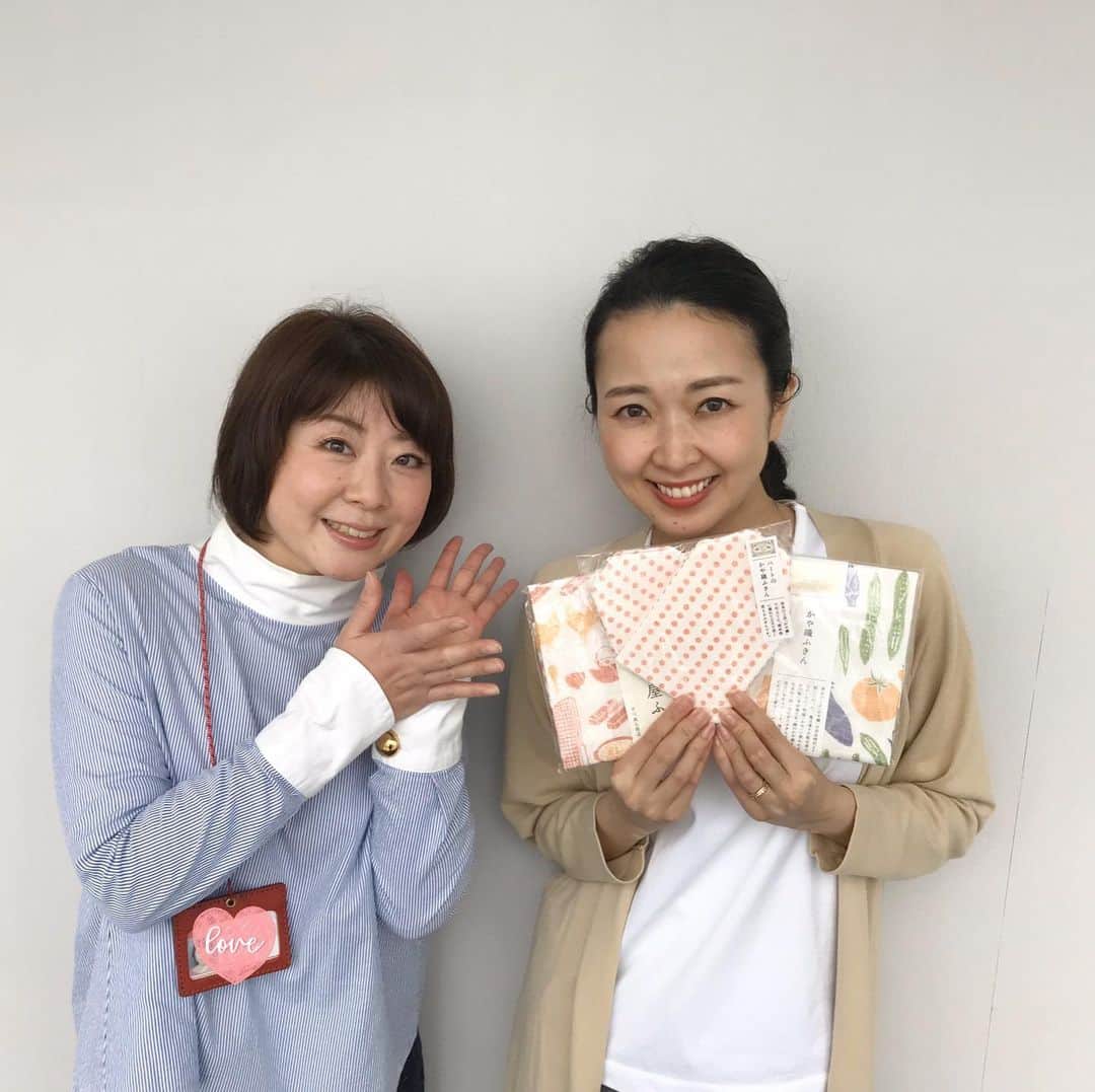 徳重杏奈のインスタグラム：「🌸﻿ #ドデスカ 最終日は﻿ アナウンス部の先輩﻿ #神取恭子 さんも来てくれました。﻿ ﻿ #名古屋ふきん かわいい…🏯🍤﻿ ﻿ 名古屋を忘れることなんてないけれど﻿ このふきんを使うたびに﻿ 思いを馳せます☺️﻿ ﻿ ﻿ 他にも﻿ #深津麻弓 さん﻿ ﻿ #佐藤倫子 さん﻿ ﻿ お仕事ではご一緒できませんでしたが﻿ #村瀬寛美 さん @murase.hiromi.5 からもご連絡をいただきました😌﻿ ﻿ ﻿ 優しい先輩方﻿ 見守ってくださって﻿ ありがとうございました✨﻿ ﻿ ﻿ プライベートアカウント﻿ @anna.tokushige﻿ ﻿ ﻿ ﻿ #メーテレアナウンサー #名古屋 #メーテレ #アナウンサー #徳重杏奈﻿」