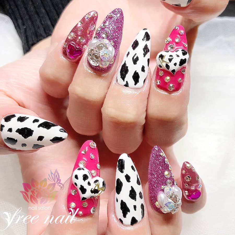 free nail フリーネイルのインスタグラム：「. お客様ネイル💅🏻🍀 . 派手派手ダルメシアンネイル⚫️⚪️✨ . 盛り盛りネイルでハッピーに🌝💗 . ⇨スワイプして動画も見てね☝︎▶︎▶︎▶︎🎬✨ . ご来店ありがとうございました🙇🏻‍♀️🙇🏻‍♀️🙇🏻‍♀️💗 . #ネイルアート #ジェルネイル #ネイルサロン #大阪ネイルサロン #ネイルデザイン #ネイルチェンジ #派手ネイル #ゴテゴテネイル #ダルメシアンネイル #ハートネイル #ビジューネイル #ピンクネイル #ギラギラネイル #デザインネイル #トレンドネイル #ロングネイル #大人ネイル #春ネイル #springnails #nailsart #nailsdid #美甲 #日式美甲 #日式美甲胶 #日本美甲师 #日本美甲老师 #美甲上课 #日本胶 #フリーネイル #freenail」