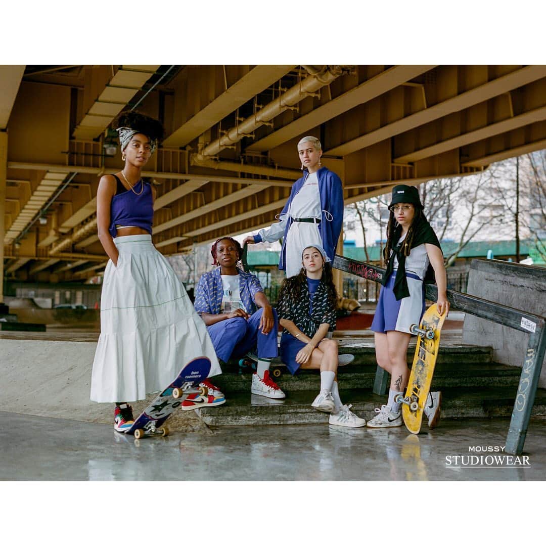 のインスタグラム：「What is the real pleasure of skateboarding with your Crew? ㅤㅤㅤㅤㅤㅤㅤㅤㅤㅤㅤㅤㅤ They speak : “Skateboarding increases the happy connection between people. Being happy every day is the most important thing to me, and I want my friends to be happy as well. When you are skateboarding with your buddies, you will be convinced that you will have the courage to try new things. It's not about competing at all, it's a sense of unity like learning life together.” ㅤㅤㅤㅤㅤㅤㅤㅤㅤㅤㅤㅤㅤ ㅤㅤㅤㅤㅤㅤㅤㅤㅤㅤㅤㅤㅤ CREW : ㅤㅤㅤㅤㅤㅤㅤㅤㅤㅤ Danielle Melendez @ny_art_dee Abi Teixeira @inmymfbag Briana King @brianaking Lenna @blackspacebabe Oceana Mahoney @oceanathegod ㅤㅤㅤㅤㅤㅤㅤㅤㅤㅤㅤㅤㅤ ㅤㅤㅤㅤㅤㅤㅤㅤㅤㅤㅤㅤㅤ Photographer : Koki Sato @kokisa10 Photo Assistant : Satoshi Motoda Stylist : Kumiko Sannoumaru (KiKi inc.) @kumicomics Videographer : Jun Ohki @kato_browne Video Assistant : Armando Nin Hair & Make-up : Anna Kurihara Using MAC Cosmetics @annakuriharabeauty Hair Assist : Tomoaki Sato @tomoaki_sato Producer : Junko Takaku / absolute te-ma & co @junko901nyc ㅤㅤㅤㅤㅤㅤㅤㅤㅤㅤㅤㅤㅤ MOUSSY STUDIOWEAR 2020 SUMMER #WSM #MOUSSYSTUDIOWEAR @moussystudiowear」