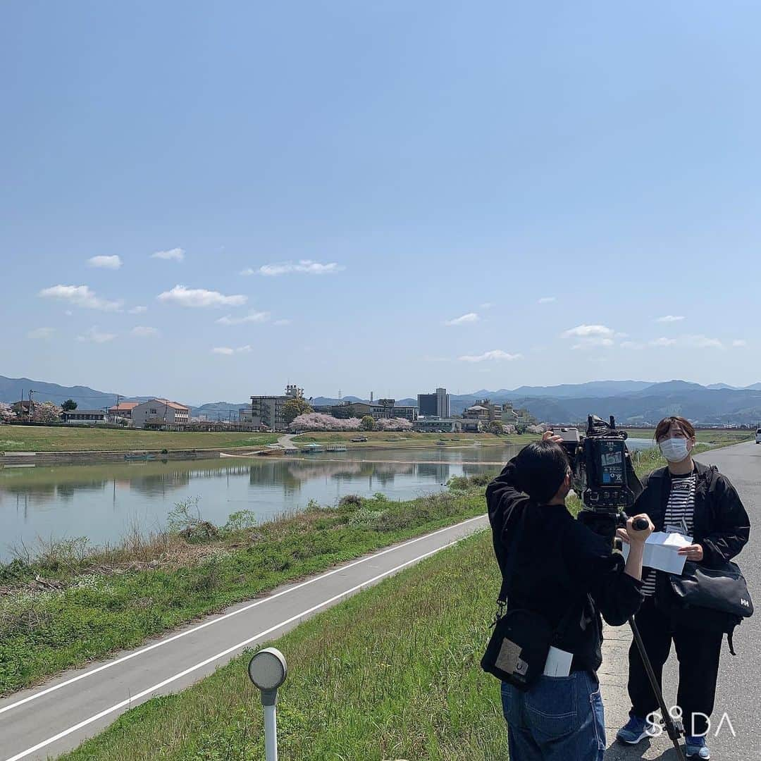 新垣泉子さんのインスタグラム写真 - (新垣泉子Instagram)「良いお天気。  みなさん、コロナ疲れ、大丈夫ですか？福岡では桜が綺麗に咲いています(^-^)お花見は出来ないけど、通りすがりに見るだけでも、ホッコリしますよね☆  今日は、例年なら賑わうはずの温泉街で、新型コロナの影響を取材します。  #ももち浜s特報ライブ #夕方ニュース #良いお天気 #桜が綺麗 #筑後川温泉 #新型コロナの影響 #コロナ疲れ #現状をお伝えします」4月2日 12時23分 - motoko.arakaki