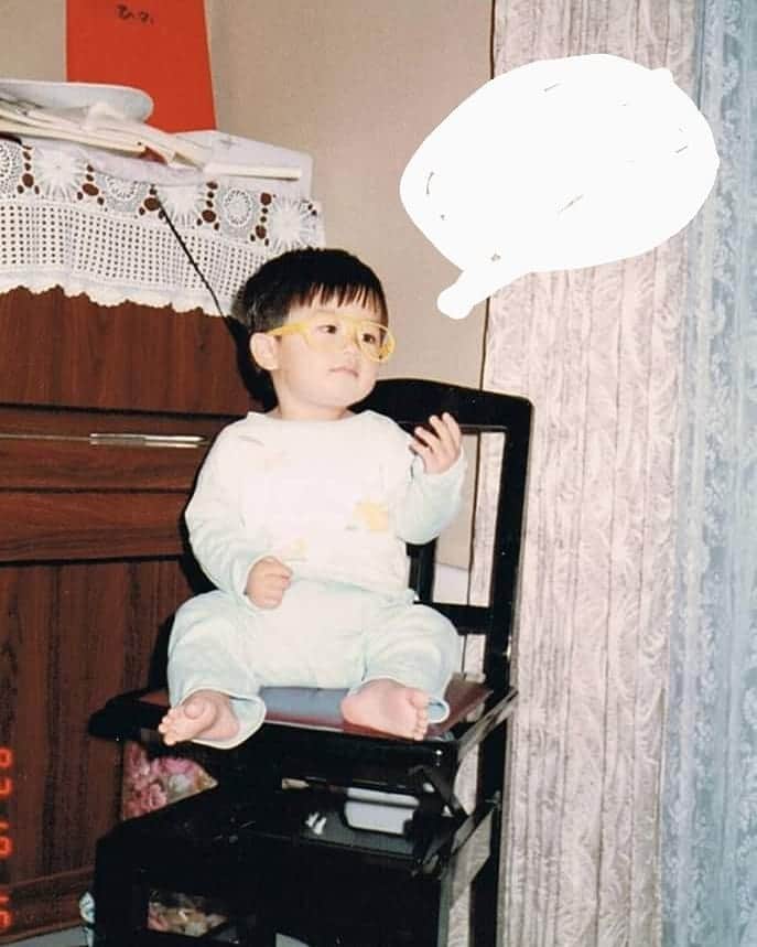 のインスタグラム：「Défi accepté ✔️ Me, at 14 months, I already knew where to sit in my life... You can guess and write in comment what I was saying in the photo.  フランスの友人界隈で、幼少時の写真を公開するのが流行っているので自分もあげます。まだ14ヶ月にならない頃ですが、この場所がお気に入りだった様子。大喜利したい方はコメントでどうぞ。  #tbt #wheniwasababy」
