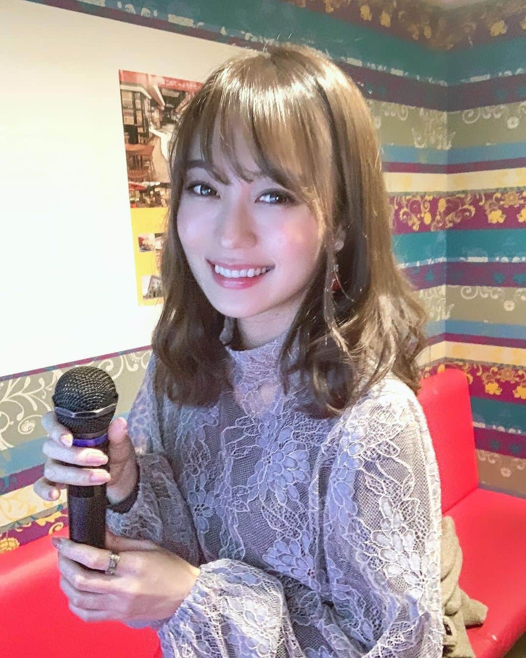 みき みーやんさんのインスタグラム写真 - (みき みーやんInstagram)「早く普通にカラオケ 行ける日が来て欲しいなぁ🥺🎤 . これは立ってるけど いつもは座って歌う派です🙋‍♀️笑 . #抜け感メイク#ベージュカラー#抜け感ヘア#ブリーチなしカラー#ブリーチなし#グレージュ#ベージュコーデ#カーデ#休日デート#アッシュグレージュ#花柄コーデ#カーディガン#透け感カラー#カーディガンコーデ#ヘアカラー#レース#ミディアムヘア#ブラウンコーデ#春コーデ#love#winter#좋아요#좋아요그램#오오티디#먹스타그램#맛스타그램#패션스타그램#셀카」4月2日 12時29分 - mi_yan0101