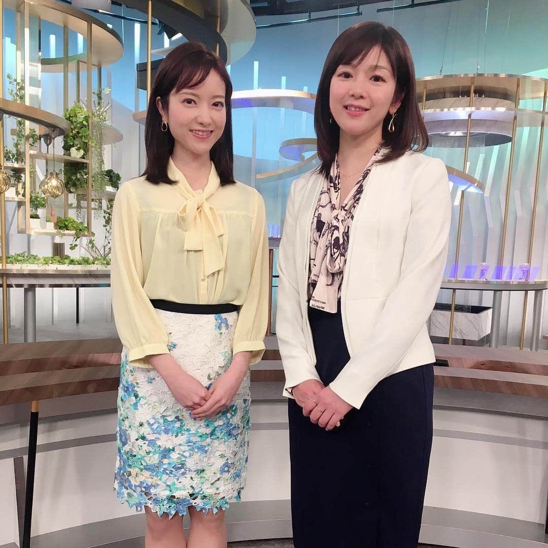 天明麻衣子のインスタグラム：「新年度の番宣撮影💕  春らしい衣装が気持ちを明るくしてくれました！ セットも変わって、ちょっとだけ豪華になってます 笑  新型コロナウイルスも株価も早く落ちつきますように。そしてまた八木さんと近くに座って放送できるといいな…。（最近は出演者同士が距離をあけて座るようにしてるので）  #新年度 #番宣撮影 #気分は春 #気持ちは明るく #ソーシャルディスタンス #日経モーニングプラスft #bsテレ東 #経済キャスター」