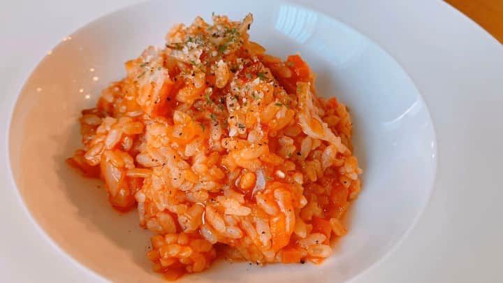 金子貴俊のインスタグラム：「海外ロケもなくなり、 時間があるので一眼レフで 料理動画を撮影してみた。 簡単にパッと撮影したのでピントが甘いけど、それはアジってことで😁  初めての料理動画 「たかパパごはん」 評判よかったら、続けてみようかな。  今日は朝食に 「トマトリゾット」  朝にトマトの旨味と、ニンニクで活力みなぎる！！ 是非お試しあれ！  #金子貴俊#takatoshikaneko#たかパパごはん#料理#料理男子#パパごはん#cooking #料理動画#cookingvideo」