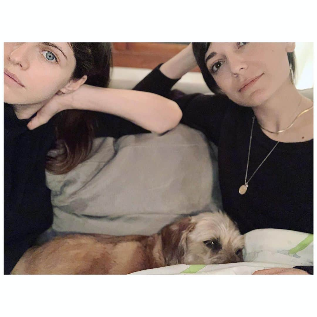 アレクサンドラ・ダダリオさんのインスタグラム写真 - (アレクサンドラ・ダダリオInstagram)「Levon dogdario sandwich 👩🏻🐕👩🏻 ... 🥪」4月2日 12時53分 - alexandradaddario