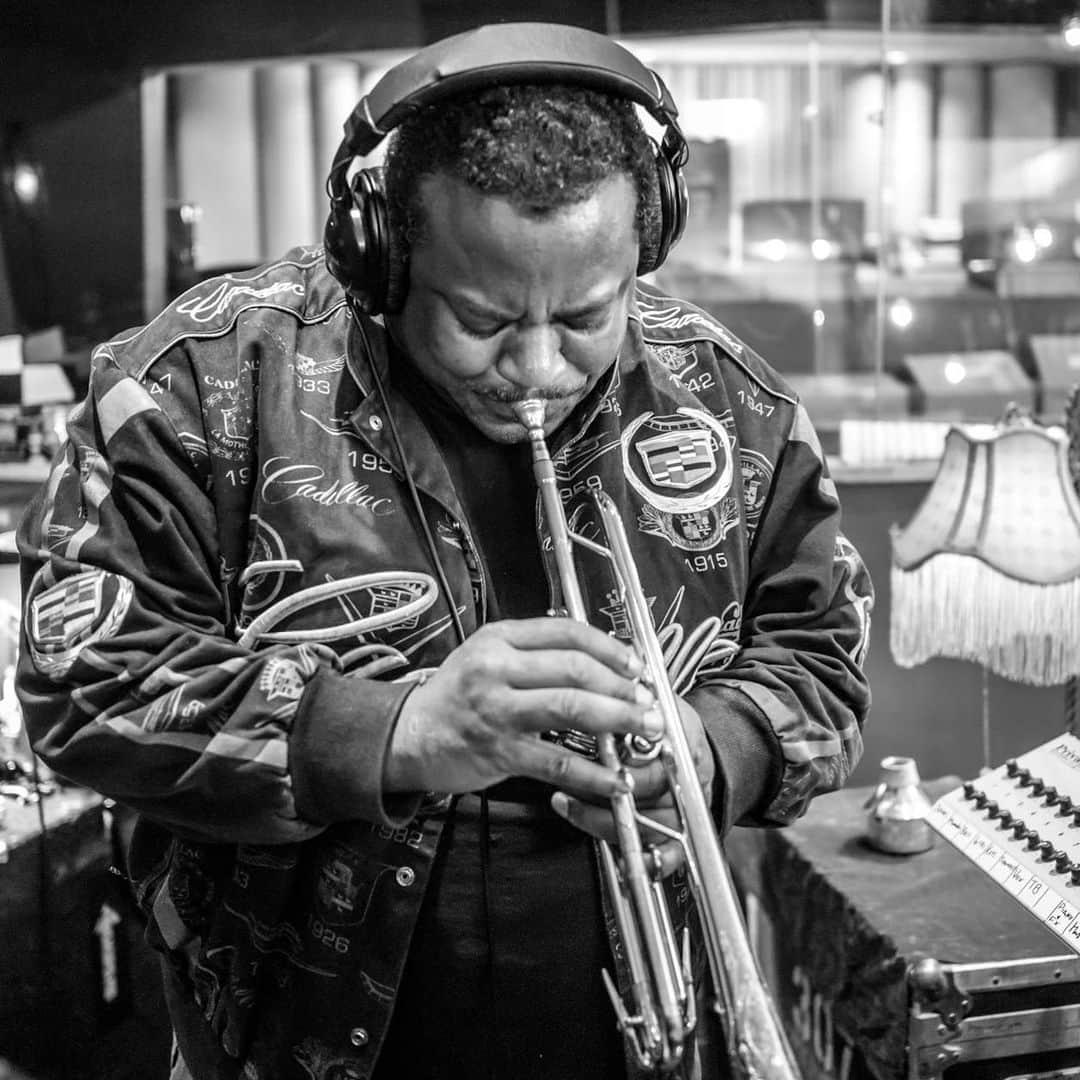 ジョン・メイヤーのインスタグラム：「I had the honor of playing with Wallace Roney in the winter of 2014, during a week-long recording session of improvised music. Wallace was a beautiful soul and a divine musician. He was Miles Davis’ only true protégé, and though he could channel (brilliantly) the spirit of his mentor, he played from his own heart, always breaking quickly through the cloud of the unknown and into deeply inspired territory. Wallace passed away due to complications from COVID-19. My wish is that every soul lost to this disease be remembered as individually as the lives they lived. I’m so lucky to have had the opportunity to make music with him. Rest in eternal peace, Wallace Roney.」