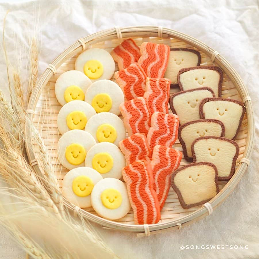 Song Sweet Songのインスタグラム：「🍳🥓🍞💕 Breakfast Set in Icebox Cookie Version! Stay Home and Keep Baking~ Fight Covid with this cuteness✨ 。 . สวัสดีค่าทุกคน~ ไม่เจอกันนานเลย สบายดีกันนะฮะ?💕 ตั้งแต่ปีใหม่เป็นต้นมา เราไม่มีเวลามาโพสรูปในนี้เลย เพราะใช้เวลาส่วนใหญ่ไปกับการเตรียมเปิดร้านไอติมเล็กๆของเรา🍨 จนในที่สุดก็ได้เปิดบริการไปแล้วช่วงปลายเดือนกพ. ที่ผ่านมาค่ะ ~ แต่ด้วยสถานการณ์โควิดตอนนี้ อย่างที่รู้ๆกันเราเลยทำการปิดบริการร้านชั่วคราว 😷 รอสถานการณ์ดีขึ้น ค่อยกลับมาเปิดอีกครั้ง และ ใช่ค่ะ! นั่นทำให้เรามีเวลาอยู่บ้านช่วงนี้🏡 มีเวลาให้ตัวเองได้ลองทำโน่นนี่หลายสิ่ง อย่างการลองทำคุกกี้เซทนี้ก็ด้วย🍪 พออบเสร็จก็นั่งยิ้มมองคุกกี้ด้วยความเอ็นดูวว☁️ เราเลยตั้งใจว่าหลังจากเปิดร้านอีกครั้งเราจะต้องอบน้องๆเซทนี้ไปเป็น Special menu ที่ร้านไอติมของเราให้ได้เลย คิดว่าน่าจะมีหลายๆคนชอบน้องแบบเดียวกะเรานะฮะ ☺️✨ ร้านของเราชื่อ @iseacream_cafe  ตั้งอยู่ที่ชั้น1 ของโรงแรม @marinabangsaen  ติดหาดวอนนภา บางแสนค่ะ โดยเพื่อนบ้านของเราคือร้าน @ablankcoffee นั่นเอง 🌈 หวังว่าเราจะได้กลับมาเจอกันใหม่ หลังจากโควิดผ่านพ้นไป ไวๆนะค้าา 🍨ฝากร้านติมเล็กๆปุ๊กปิ๊กของเรา ไว้ในลิสท์ cafehopping ของทุกคนด้วยนะค้าาา ไว้มาเจอกันน้าา . 。 ปล. ใครต้องการฝากร้านใต้โพสนี้ จัดไปเลยค่ะทุกคน ช่วยกันนะะะ!!! #โควิด19เราต้องรอด !!! 。 . . . 。  #คาเฟ่ชลบุรี #cafechonburi #cafehopper #cafehopperthailand #chonburicafe #cafehoppingchonburi #newlyopencafe #songsweetsong #iseacream #iseacream_cafe #เที่ยวไทยเท่ #เที่ยวไหนดี #เที่ยวทั่วไทย #เที่ยวชลบุรี #クッキー #インスタ映え #냠냠 #맛스타그램 #맛집 #먹스타그램 #รีวิวบางแสน #รีวิวชลบุรี #stayhome #อยู่บ้านหยุดเชื้อเพื่อชาติ #songsweetsong_iceboxcookies #songsweetsong_cookie_diary」