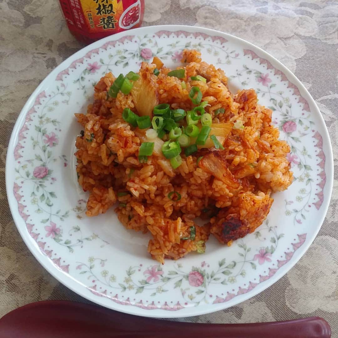 上原りささんのインスタグラム写真 - (上原りさInstagram)「今日のお昼は突然食べたくなったキムチ炒飯😋 美味しかった😋🍴💕 皆さんはお昼何を食べましたか😌？ 。 #久しぶりに #キムチ炒飯 #はー❤️ #満足じゃ #ハマっている調味料 #去年台湾で食べた 時#虜になりました #辛いもの好き #餃子にかけても美味しかった #ラーメンにいれるのも最高」4月2日 13時13分 - uehara_risa_official