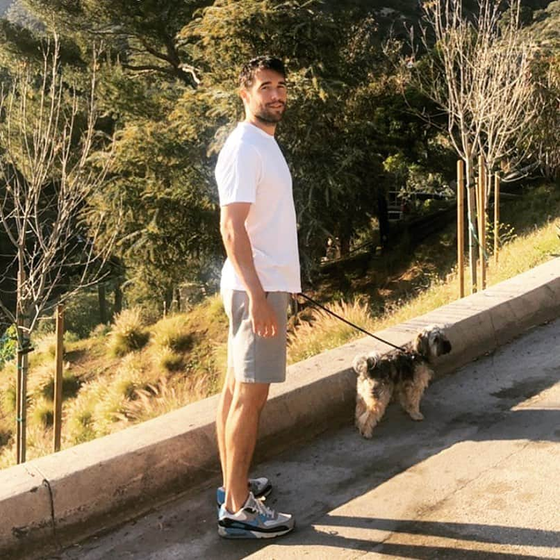 ジョシュ・ボウマンのインスタグラム：「#joshbowman on the walk or being walked by the dog? 😆」