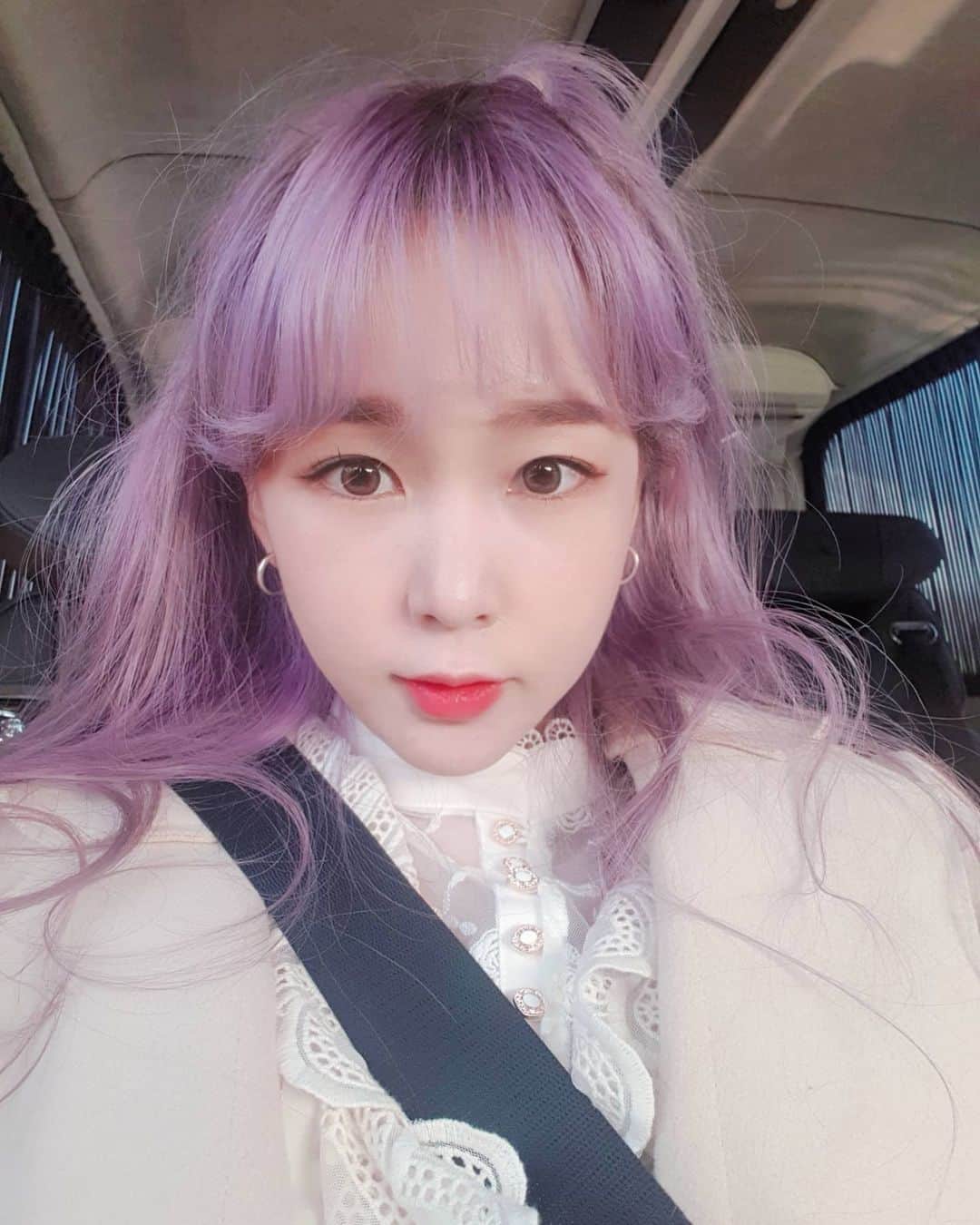 ウェイ のインスタグラム：「잠깐 누워 있었다고 머리 산발🤯🙀」