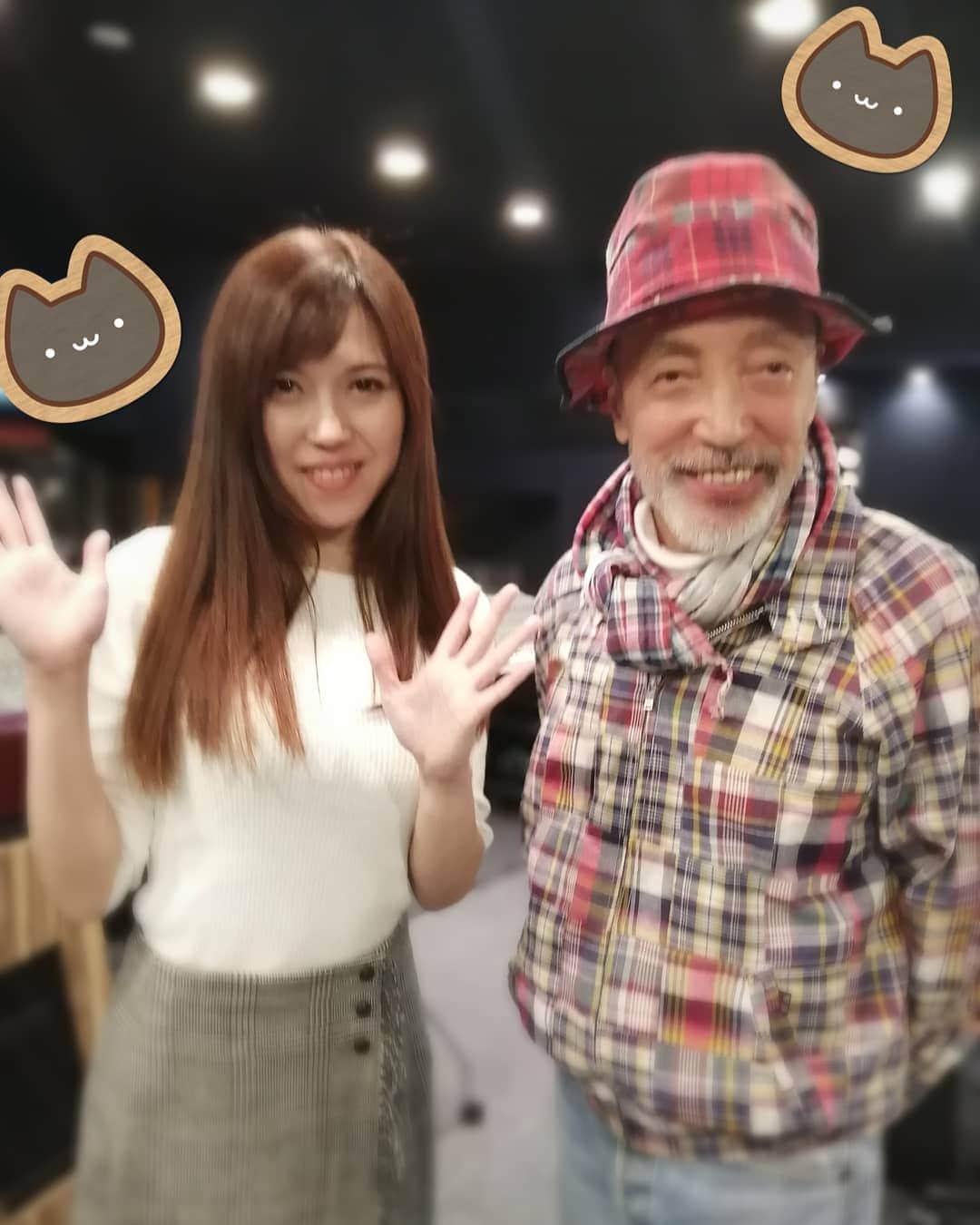 のインスタグラム：「今、私は家で🏘️テリーさん🎓とたい平師匠🍊の生放送ラジオを聴いています📻☕ · おもしろい(≧▽≦)日本放送のってけラジオ📻🔊13時から16時まで生放送のようです🎓 · · 私の写真は関係ないです(笑)前のお仕事の時のです📷 · · · · #ラジオ #のってけラジオ #おもしろい #テリー伊藤 さん#テリーヌ #おうち時間 #瀬戸マドカ #radio」